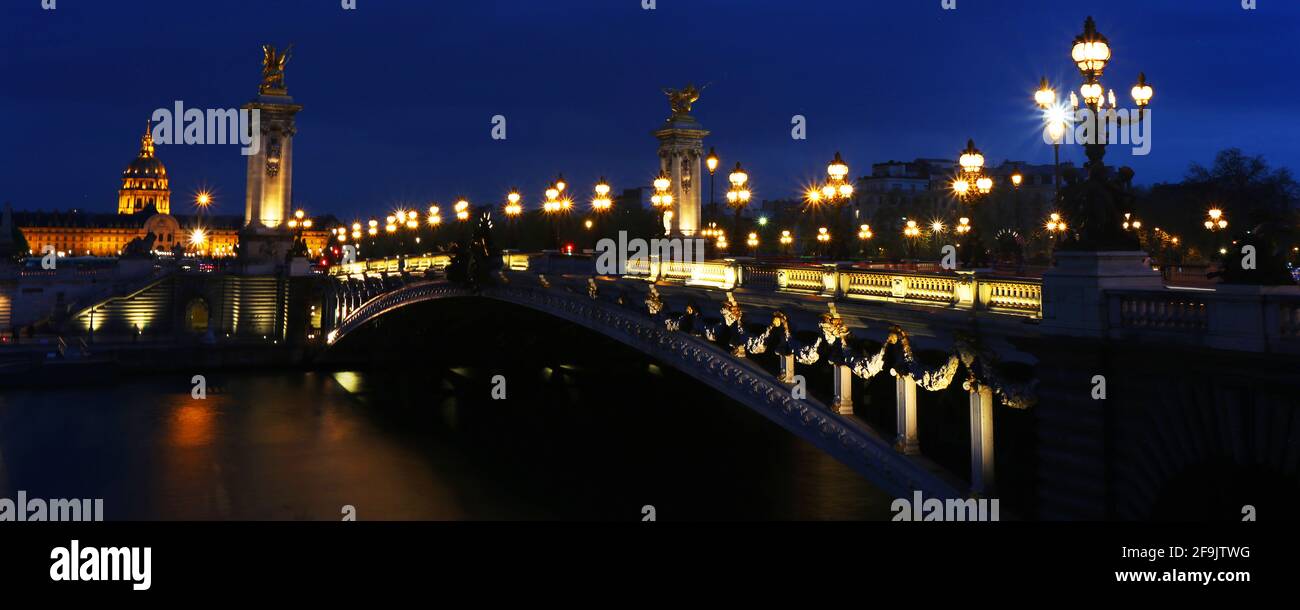 Die Pont Alexandre III Brücke über die Seine gilt als Die wohl eindrucksvollste und auch kühnste Bogenbrücke in Paris Frankreich Banque D'Images