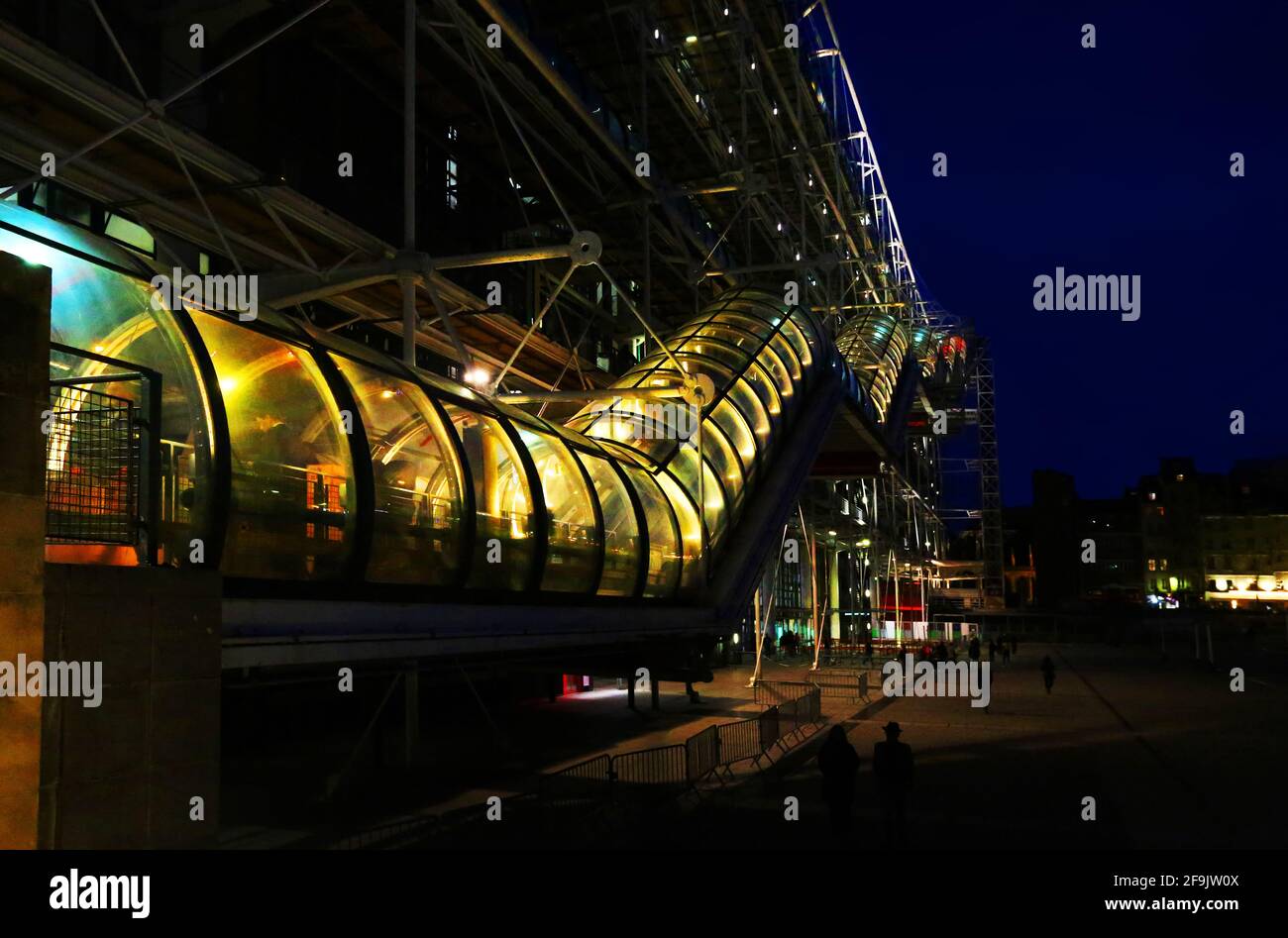 Paris, Frankreich beleuchtete Röhre des Centre Pompidou nationales Zentrum der Kunst & Kultur am Beaubourg à Paris à Frankreich Banque D'Images