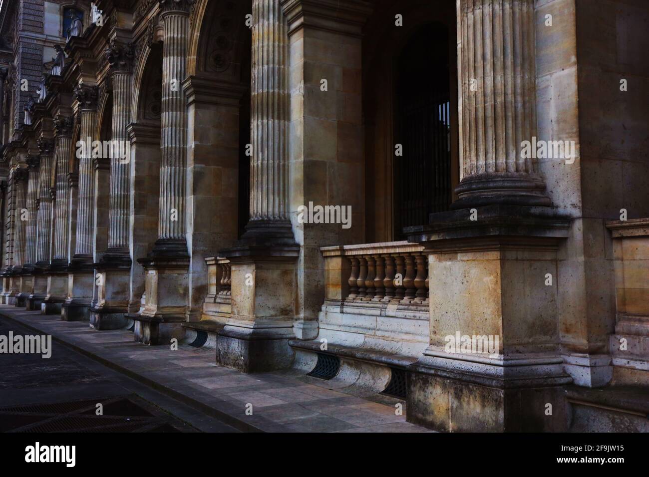 Alte Säulen an der Fassade des Musées du Louvre à Paris À Frankreich Banque D'Images