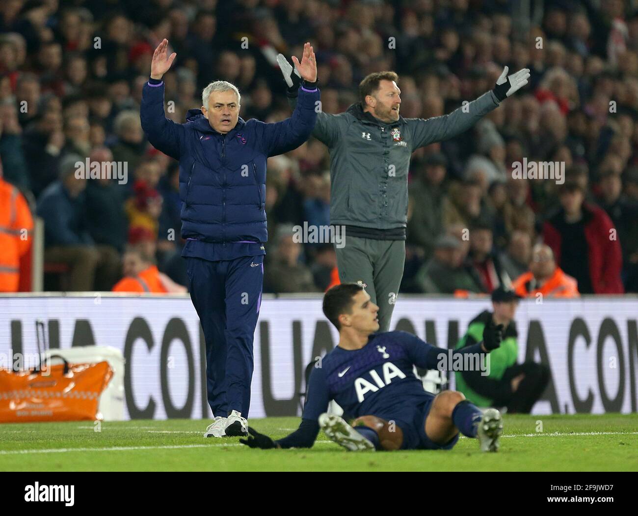 Photo du dossier datée du 25-01-2020, du gestionnaire de Tottenham Hotspur Jose Mourinho (à gauche) et du gestionnaire de Southampton Ralph Hasenhuttl qui réagit sur la ligne de contact. Date de publication : lundi 19 avril 2021. Banque D'Images