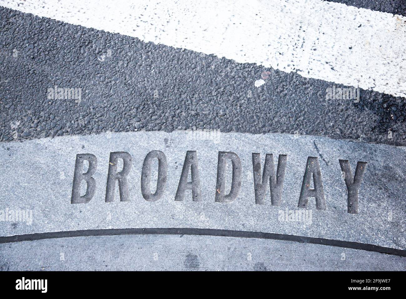 NEW YORK, ÉTATS-UNIS - 23 novembre 2017 : le nom de la rue 'Broadway' a été écrit dans l'asphalte. Banque D'Images