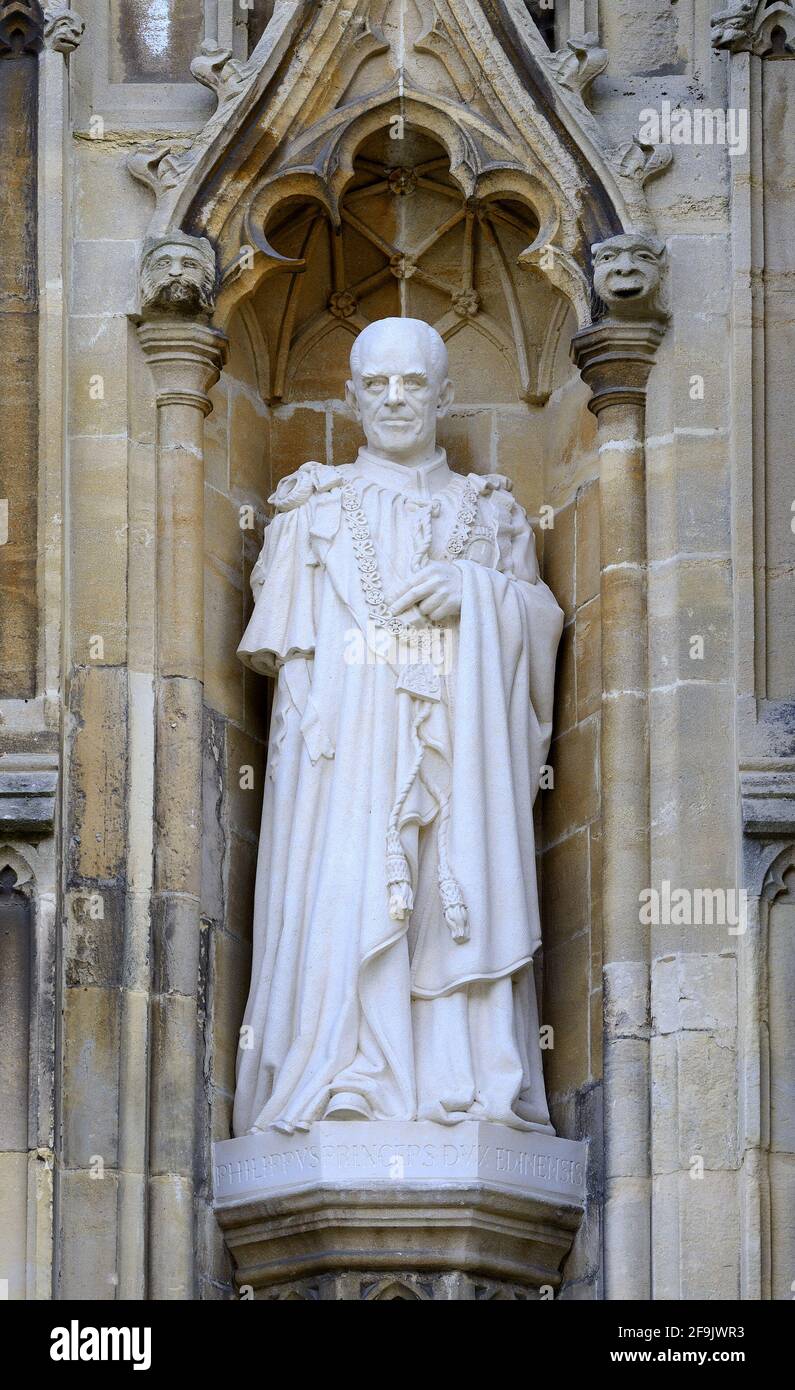 Canterbury, Kent, Royaume-Uni. Cathédrale de Canterbury : statue du prince Philip, duc d'Édimbourg (par Nina Bilby) dévoilé par la reine en 2015 pour célébrer son Dia Banque D'Images