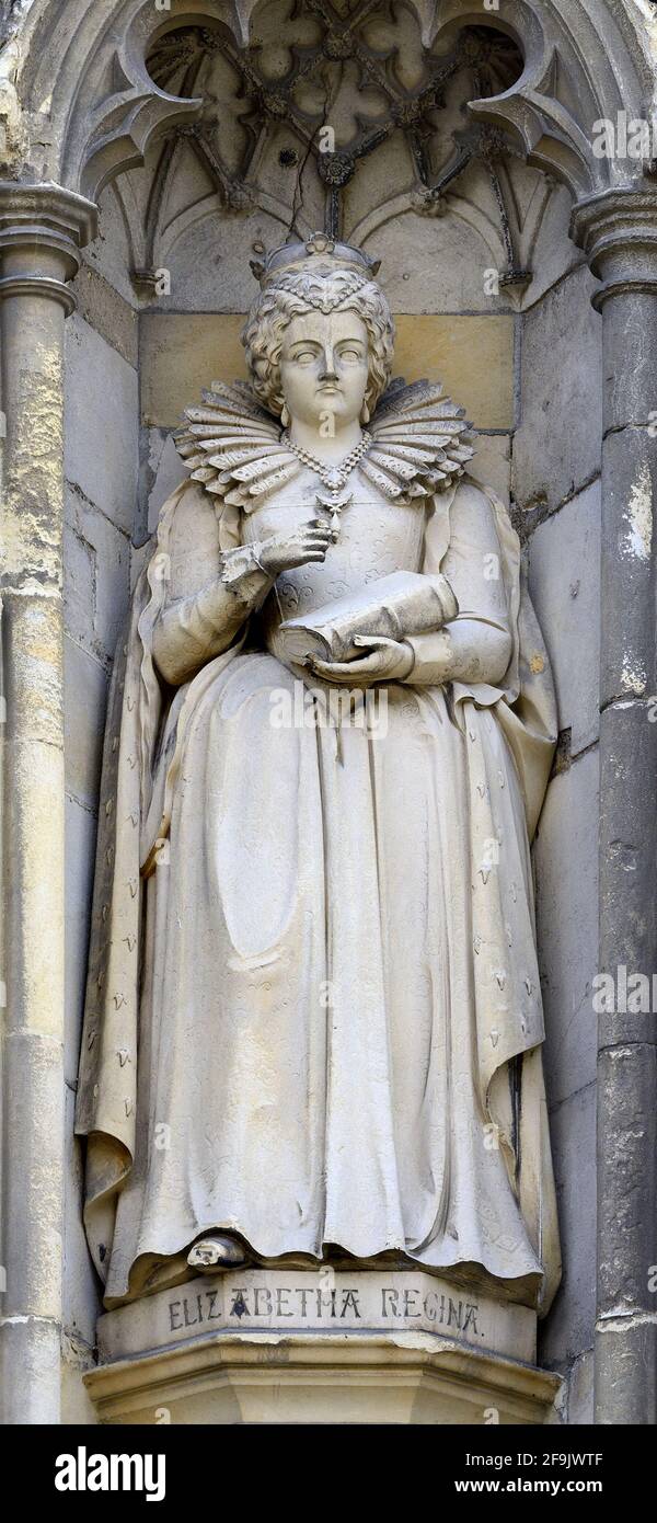 Canterbury, Kent, Royaume-Uni. Cathédrale de Canterbury : statue sur la façade ouest de la reine Elizabeth I (1533 - 1603), fille d'Henry VII Banque D'Images