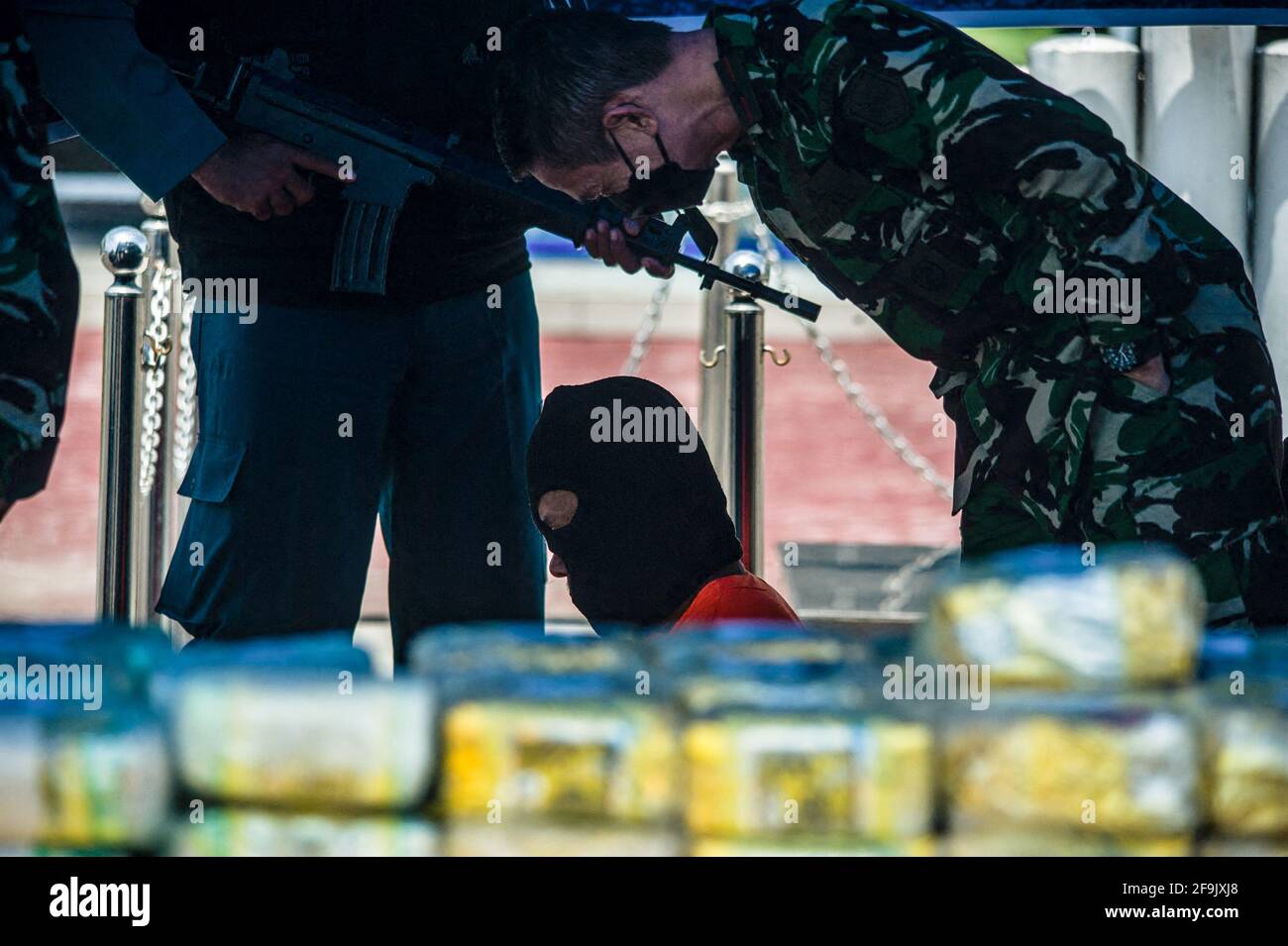 Le suspect dans le cas de trafic de drogues est vu à la conférence de presse sur le cas de trafic de drogues. Photo prise au quartier général du commandement de Belawan Lantamal I à Sumatra Nord, Indonésie, le 19 avril 2021. La marine nationale indonésienne a arrêté avec succès deux trafiquants de plus de 100 kilogerams d'amphétamine (méthamphétamine en cristal et ecstasy) soupçonnés d'être transportés de Malaisie - Chine dans les eaux de la rivière Asahan, au nord de Sumatra, en Indonésie, le 18 avril 2021. La divulgation était une collaboration de renseignement et des patrouilles de routine, a déclaré le commandant de Koarmada Banque D'Images