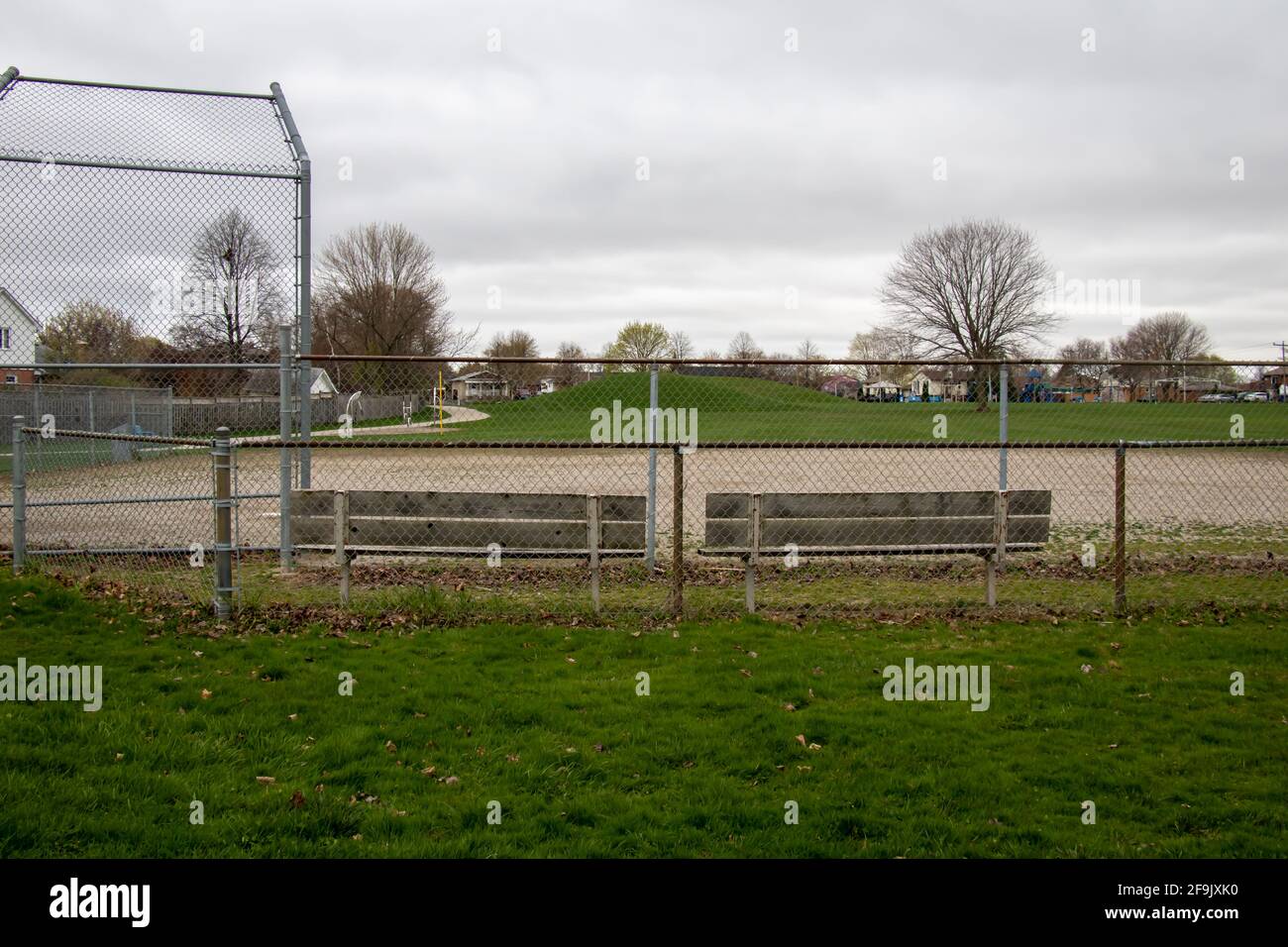 Diamant de base-ball vide avec bancs vides Banque D'Images