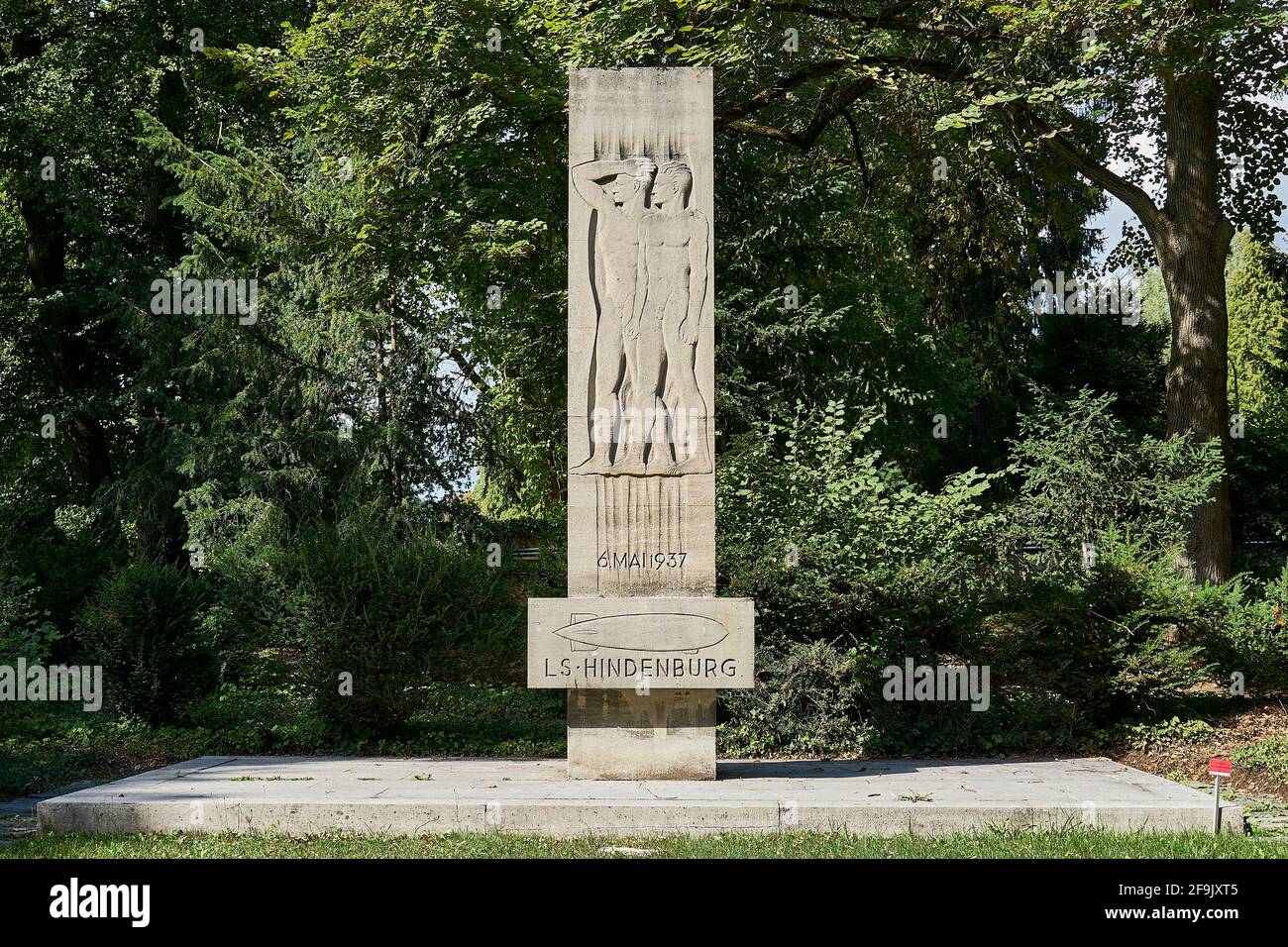 Denkmal zum Unglück von Luftschiff Hindenburg in Lakehurst, Etats-Unis am 06.05.1937, Gemeinschaftsgrabstätte von 7 Opfern, Hauptfriedhof, Francfort-sur-le-main, Banque D'Images