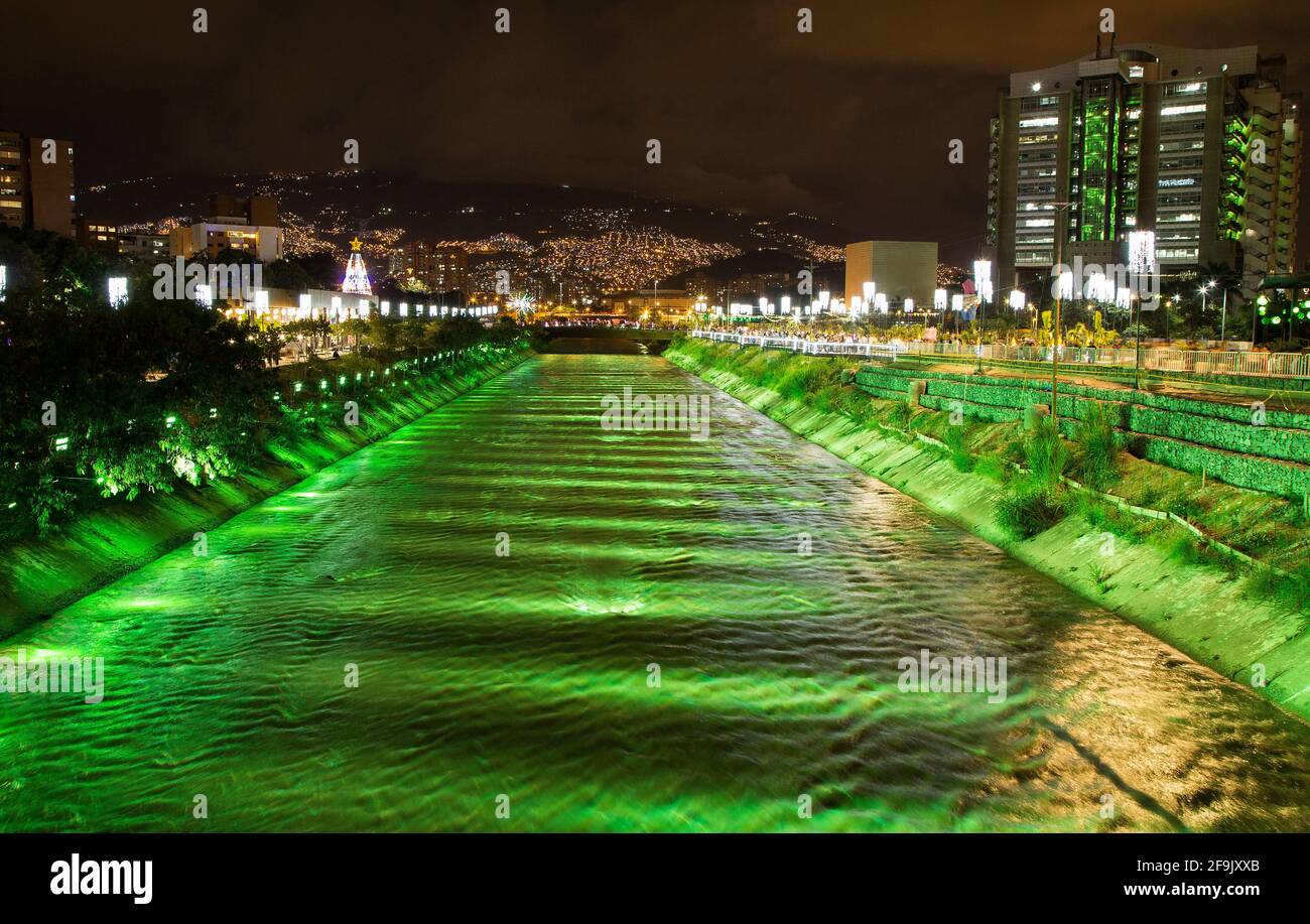 Medellin, Antioquia / Colombie - 10 décembre 2019. Des figures lumineuses et sur le thème de Noël décorent le secteur des Parques del Río Banque D'Images