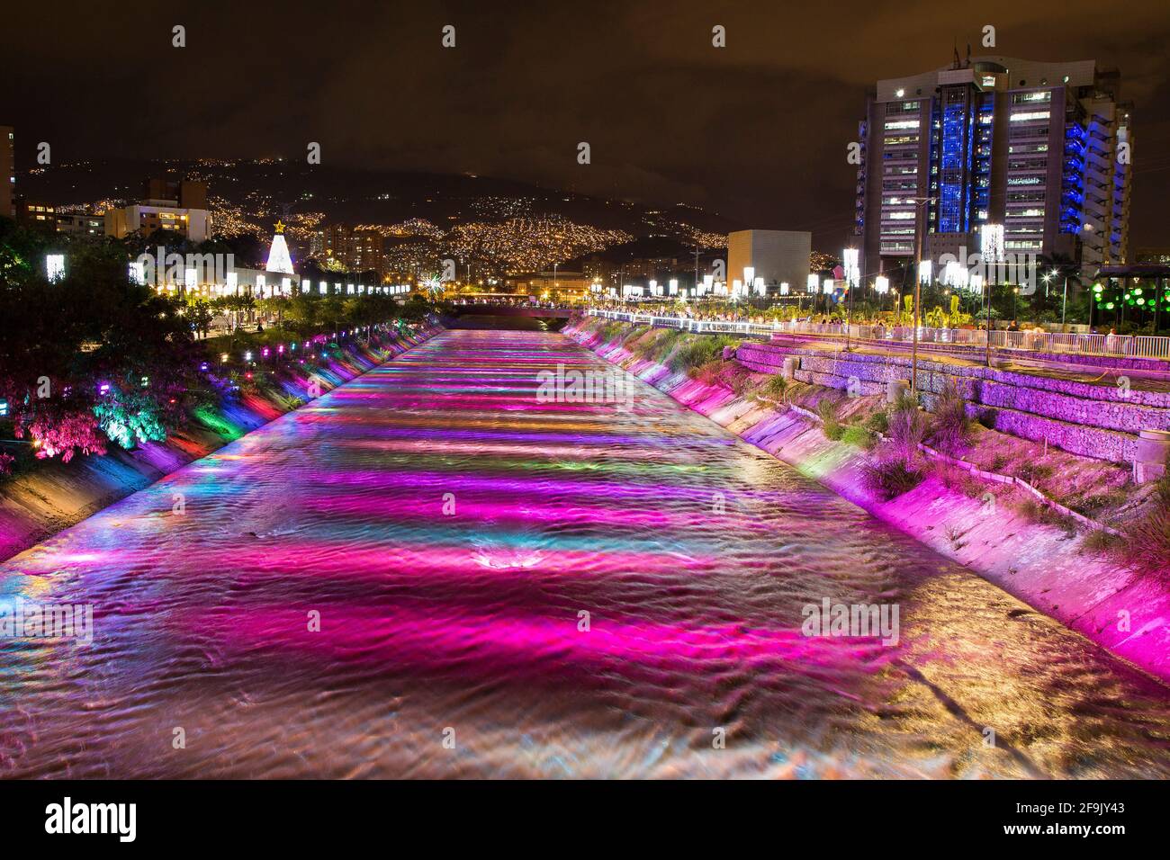 Medellin, Antioquia / Colombie - 10 décembre 2019. Après cinq ans, les illuminations de Noël retournèrent à la rivière Medellín Banque D'Images