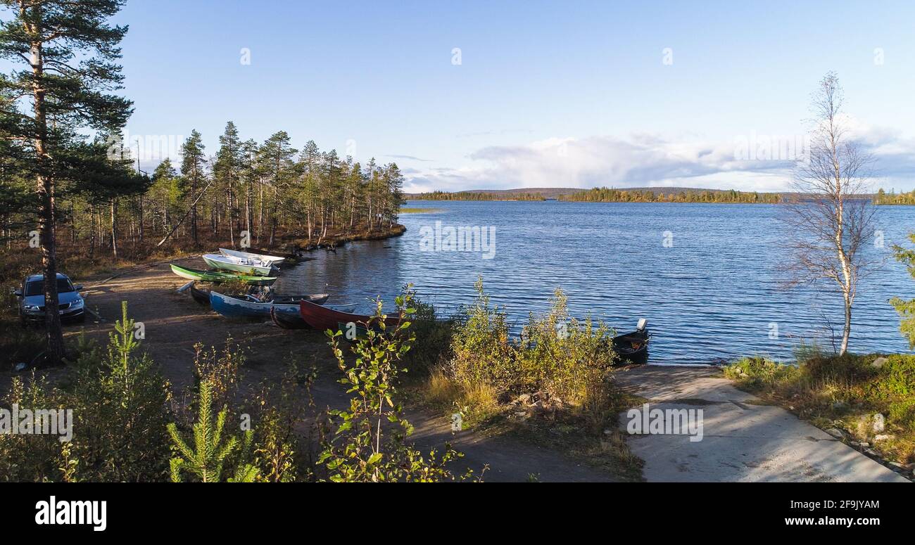 Bateaux à un lac jour d'automne 01 Banque D'Images