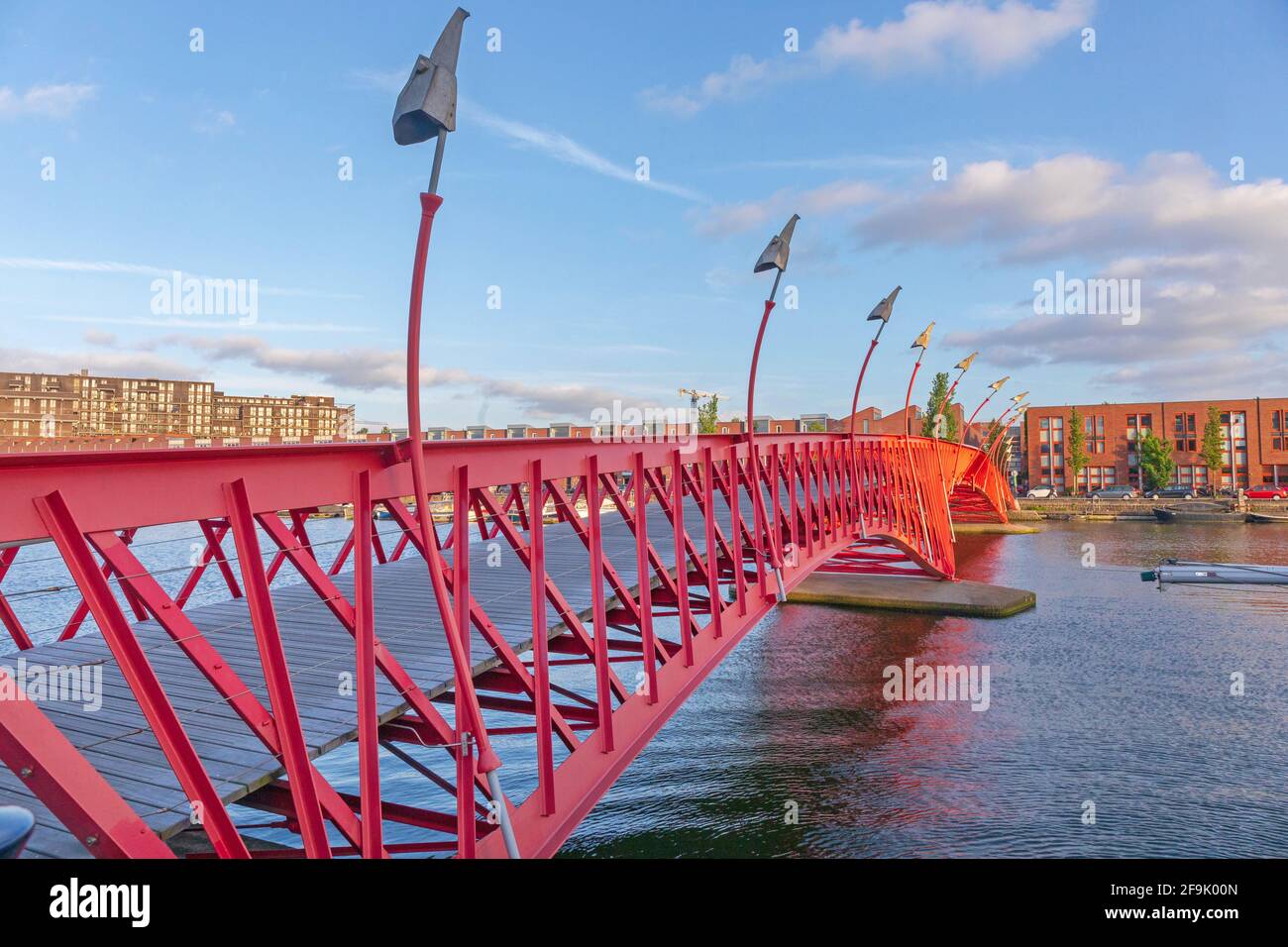 Amsterdam, pays-Bas - 17 mai 2018 : Pont rouge Pythonbrug au-dessus du canal dans l'est d'Amsterdam, pays-Bas. Banque D'Images