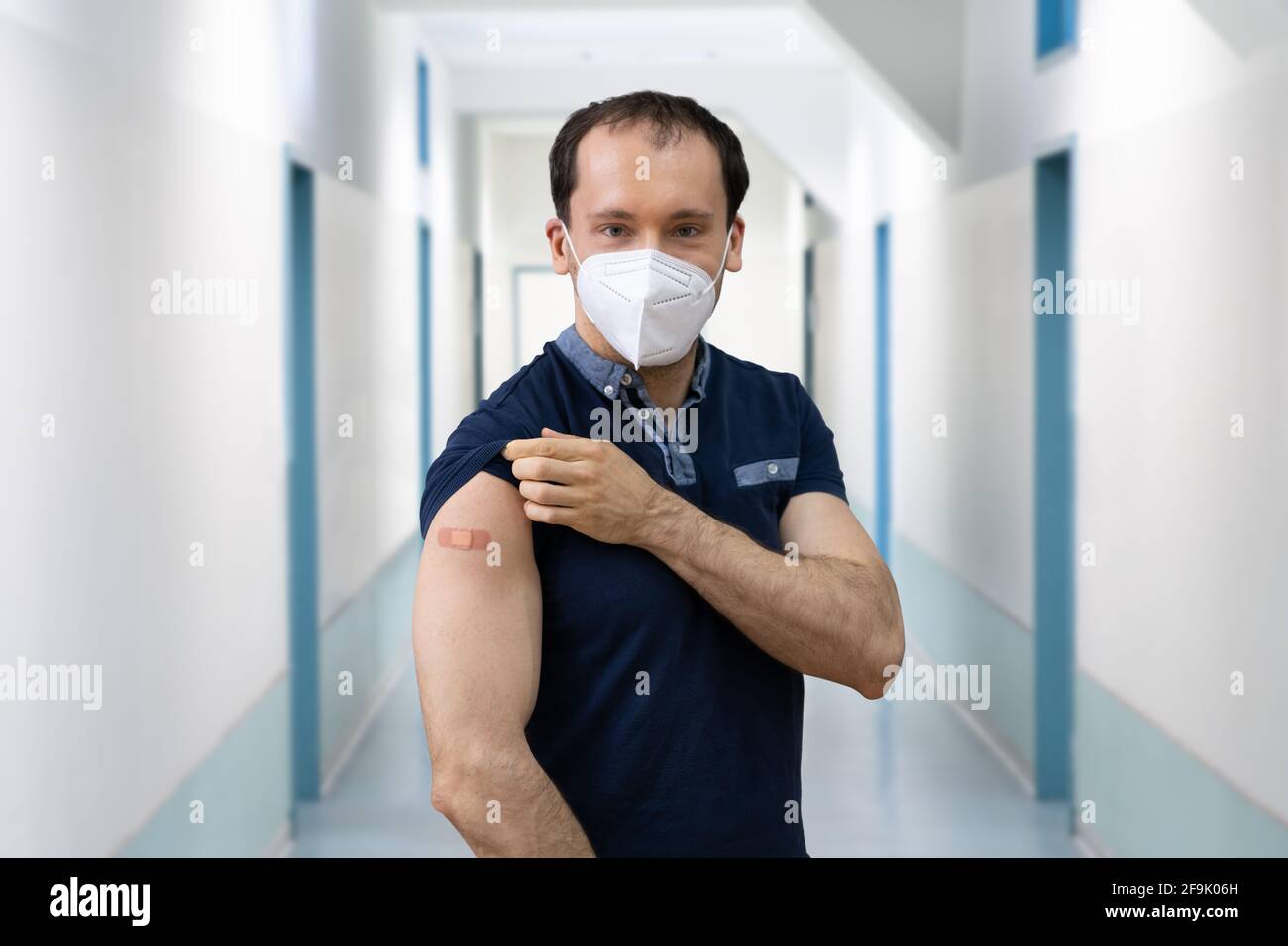Injection de vaccin Corona. Jeune homme après la vaccination contre le coronavirus Banque D'Images