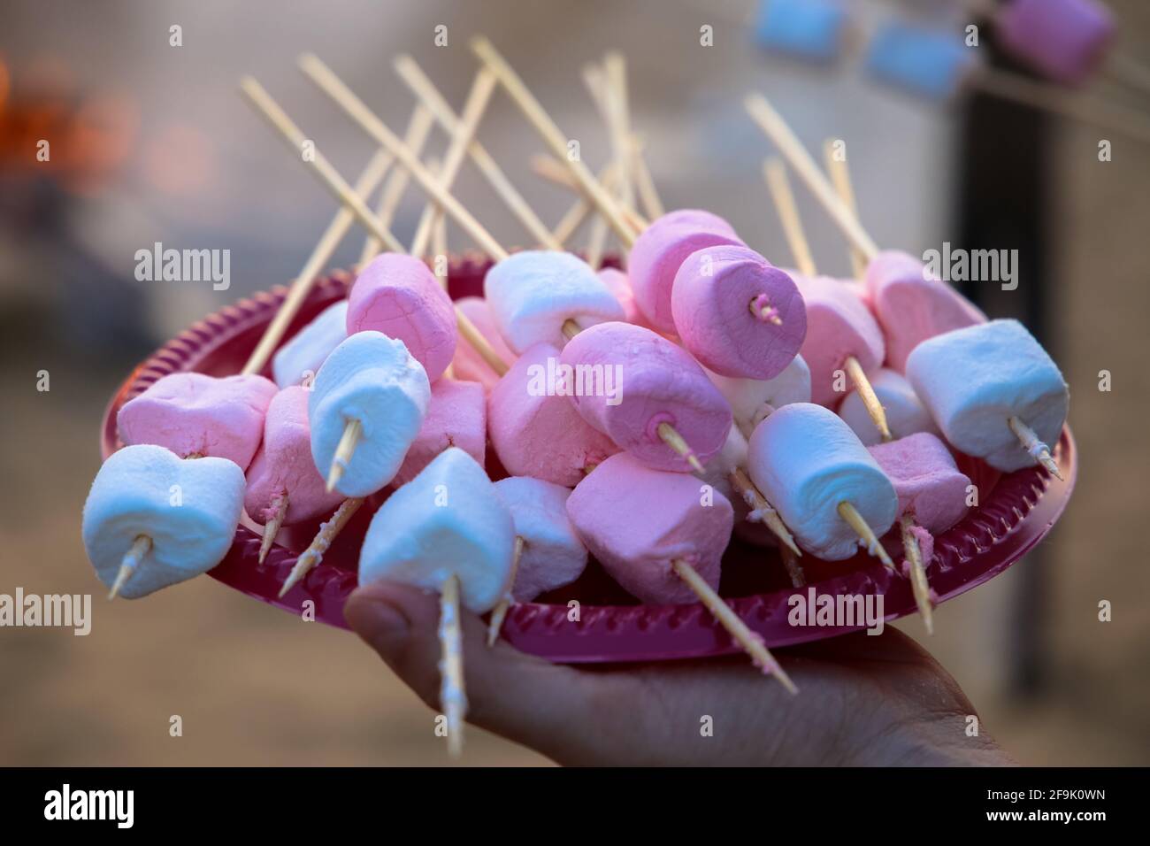 pile de guimauves délicieuses et sucrées sur un bâton pour baomer lag Banque D'Images