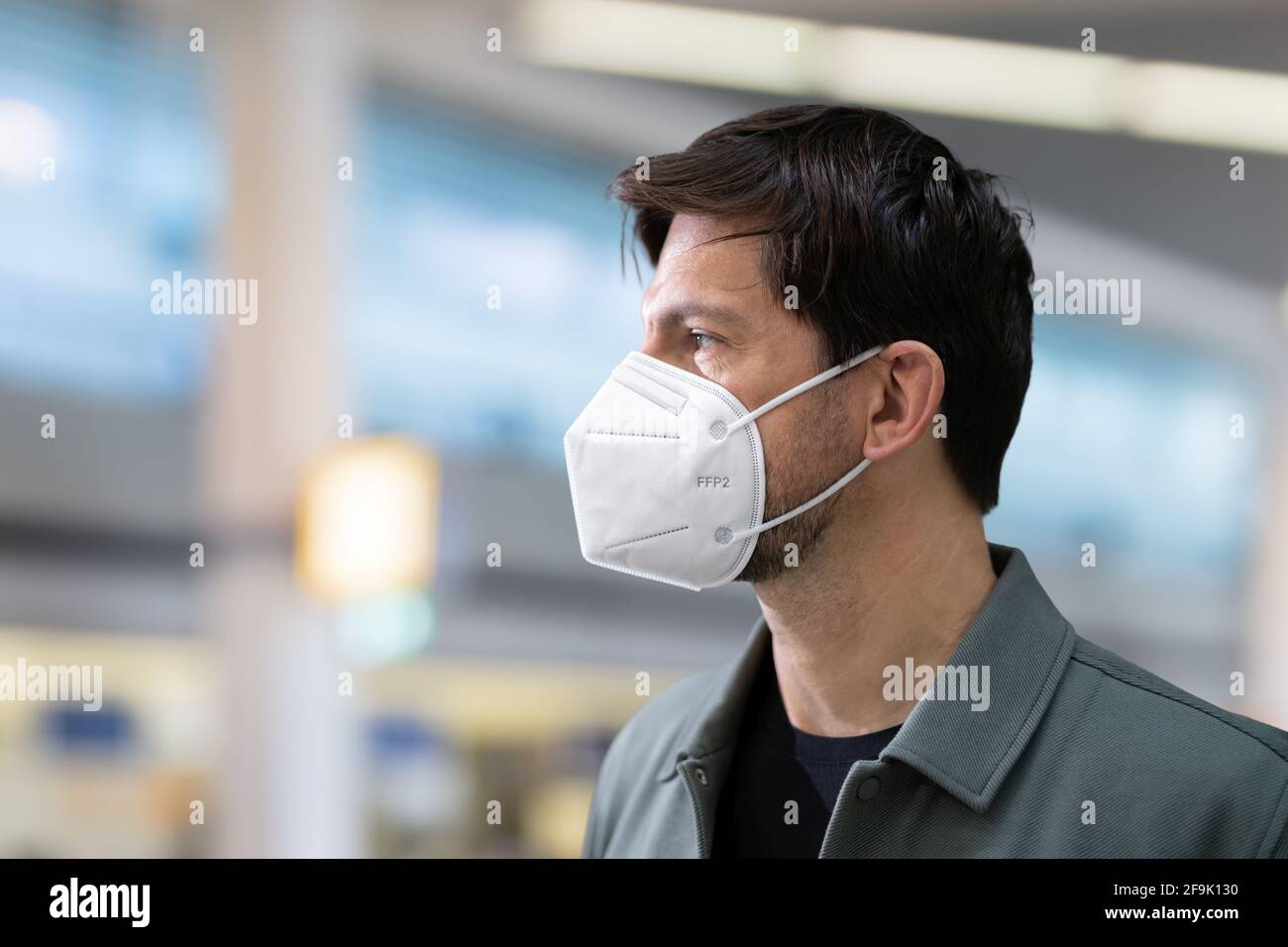 Passager d'avion à l'aéroport portant un masque facial ou un masque facial Banque D'Images