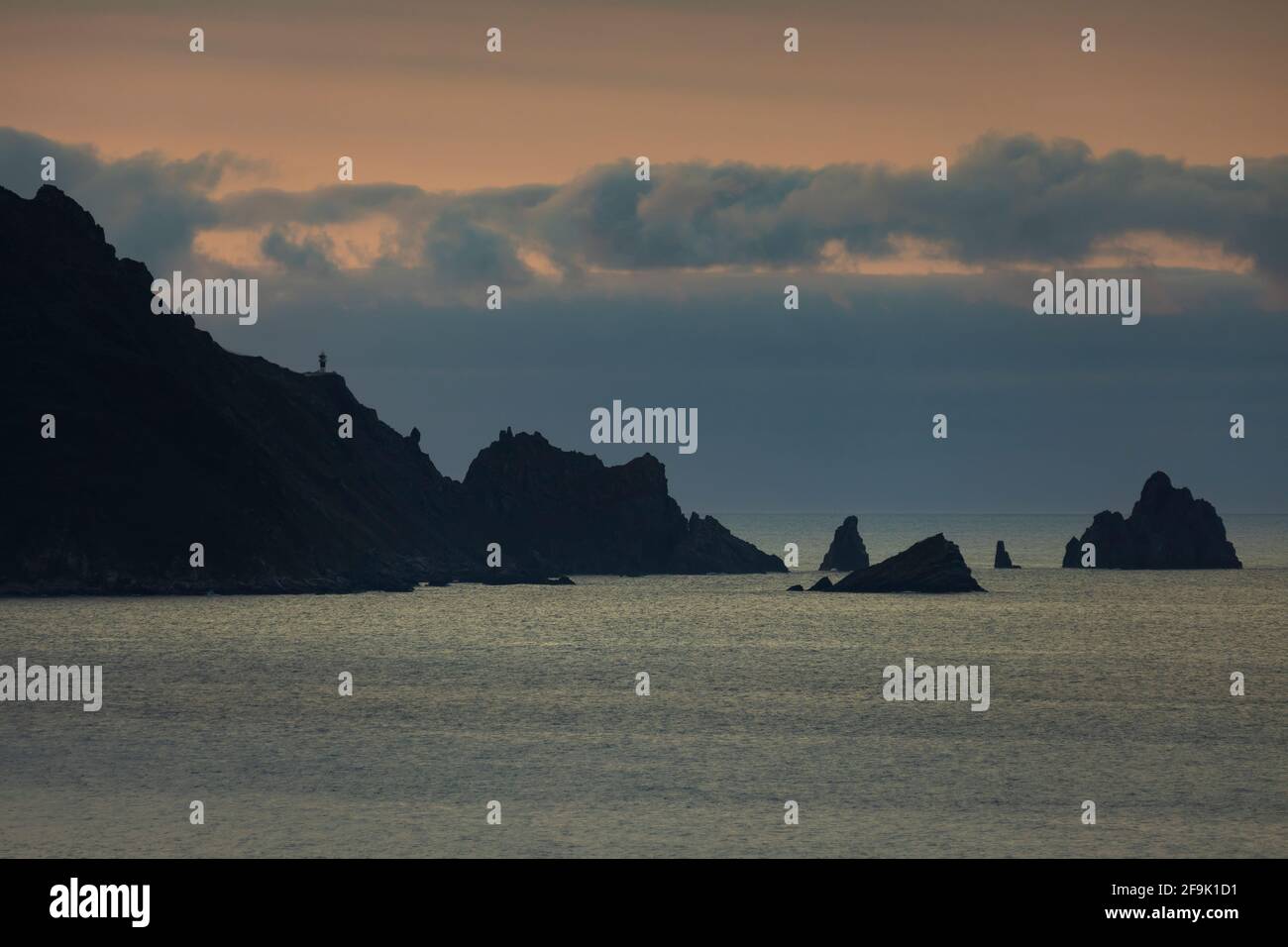 Photographie de paysages à couper le souffle de coucher de soleil d'été, montagneux, brumeux et plein de nuages, sur la côte galicienne, Ortigueira, près du cap Ortegal, la C. Banque D'Images