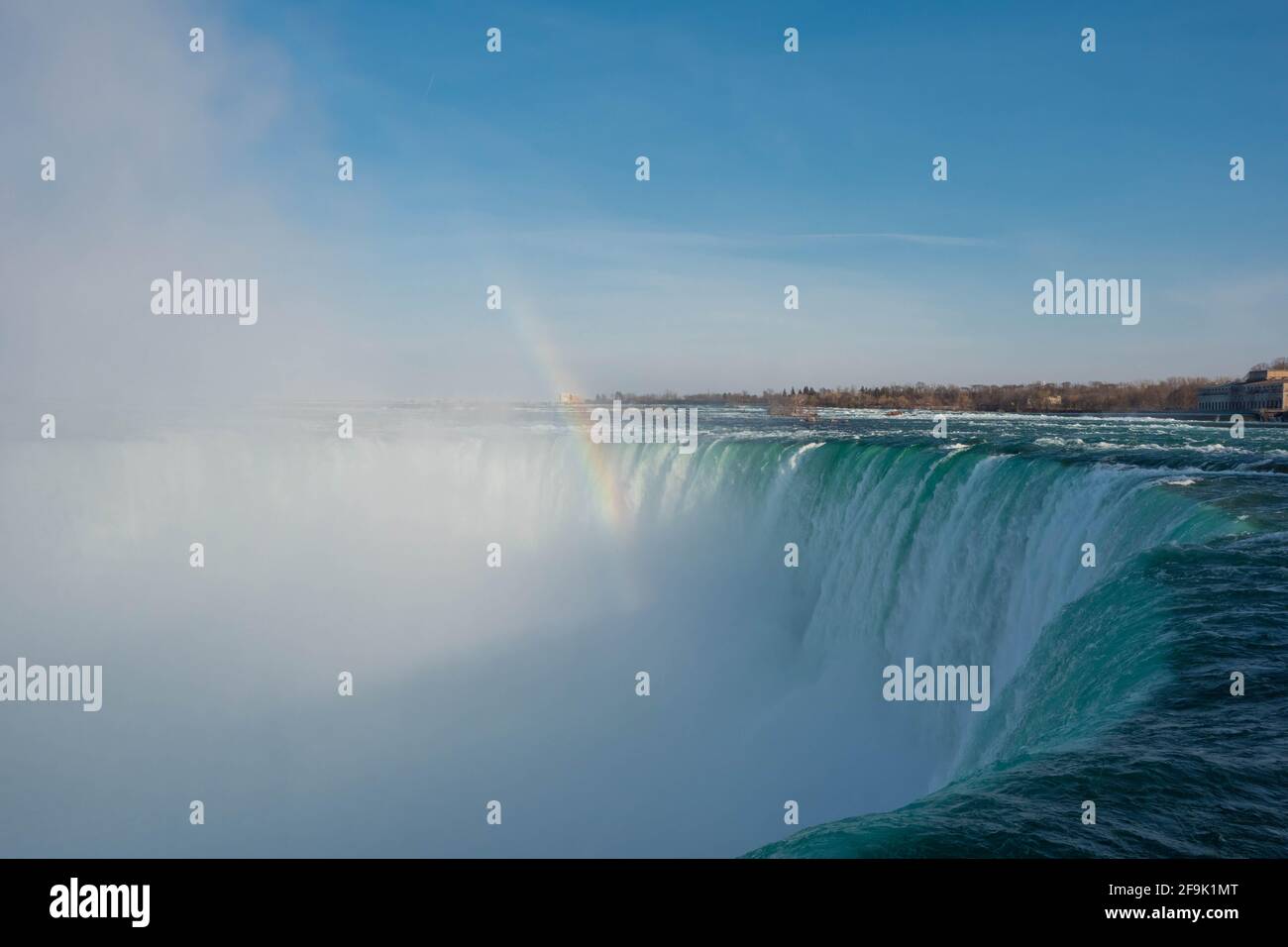 Les chutes Niagara bleues en Ontario, au Canada, le jour de printemps Banque D'Images