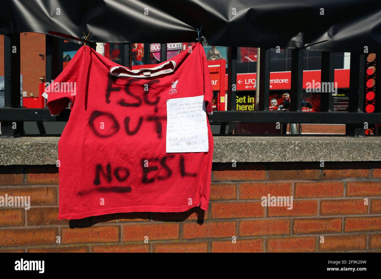 Une lettre et une chemise à graffiti sont placées à l'extérieur d'Anfield, domicile du Liverpool FC par des fans pour protester contre sa décision d'être inclus parmi les clubs qui tentent de former une nouvelle Super League européenne. Date de la photo: Lundi 19 avril 2021. Banque D'Images
