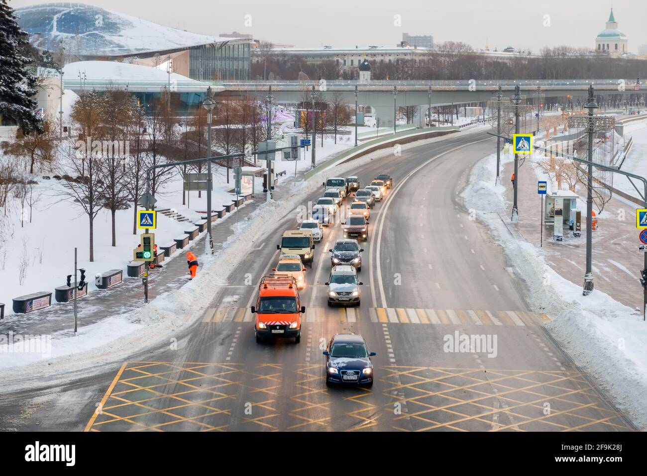Moscou, Russie - 17 janvier 2021 : vue du remblai Moskvoretskaya, des voitures et d'un gratte-ciel sur le remblai Kotelnicheskaya sur un morni hivernal gelé Banque D'Images