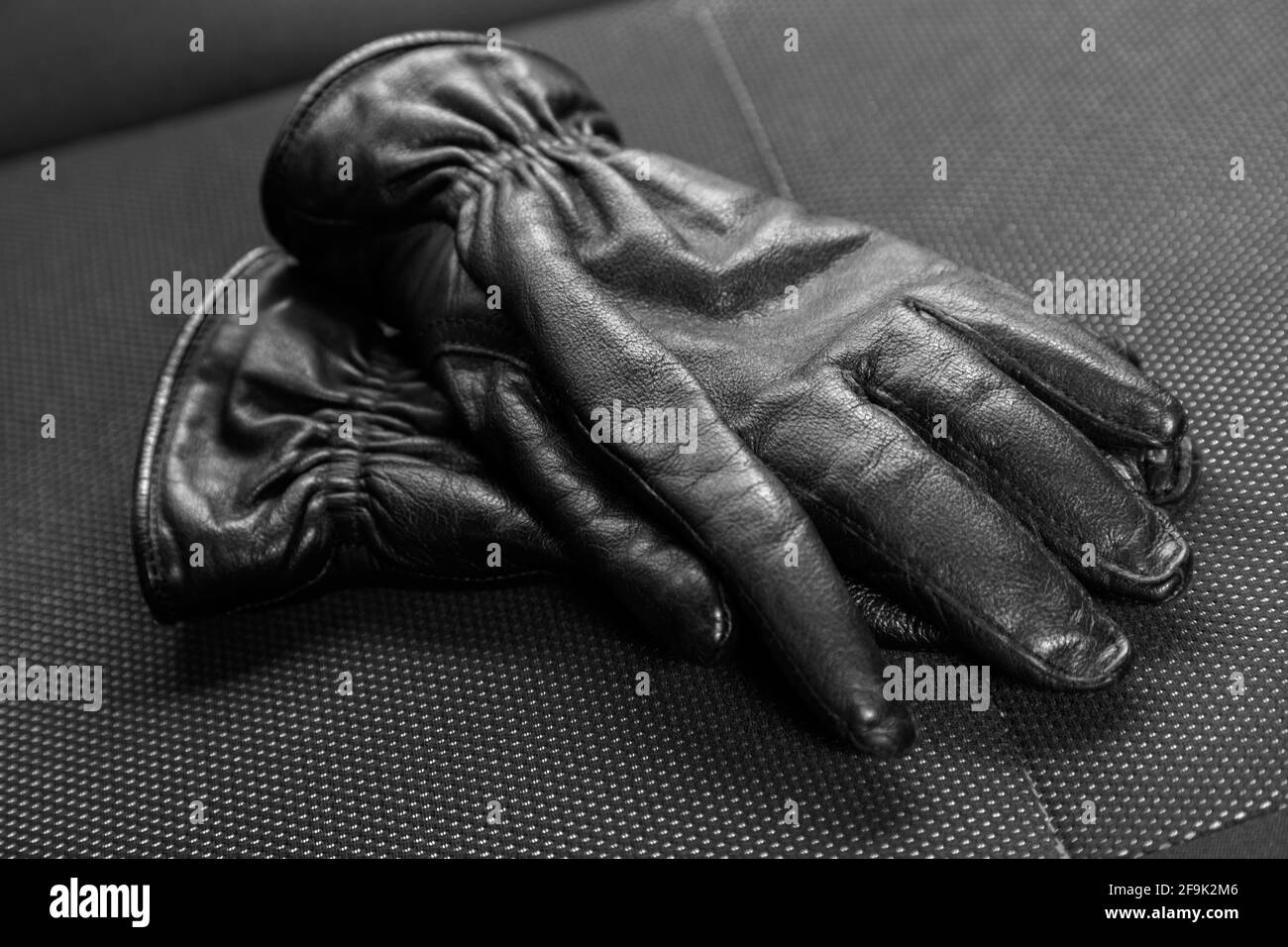 paire de gants en cuir noir, détail de la texture et des rides, accessoire de vêtement Banque D'Images
