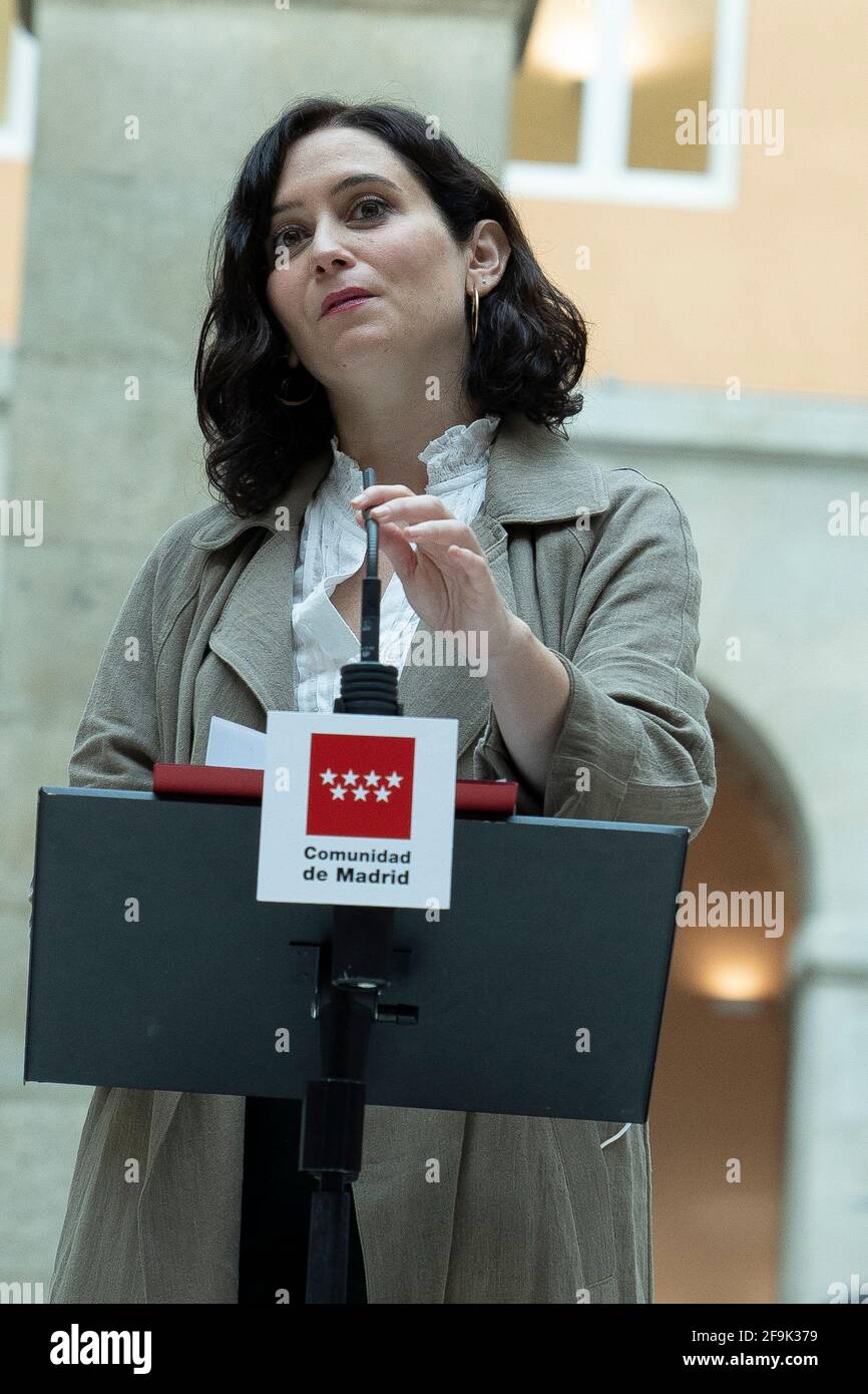 La présidente de la Communauté de Madrid, Isabel Díaz Ayuso, reçoit l'artiste plastique Antonio López, à la Casa de Correos, Madrid. Banque D'Images