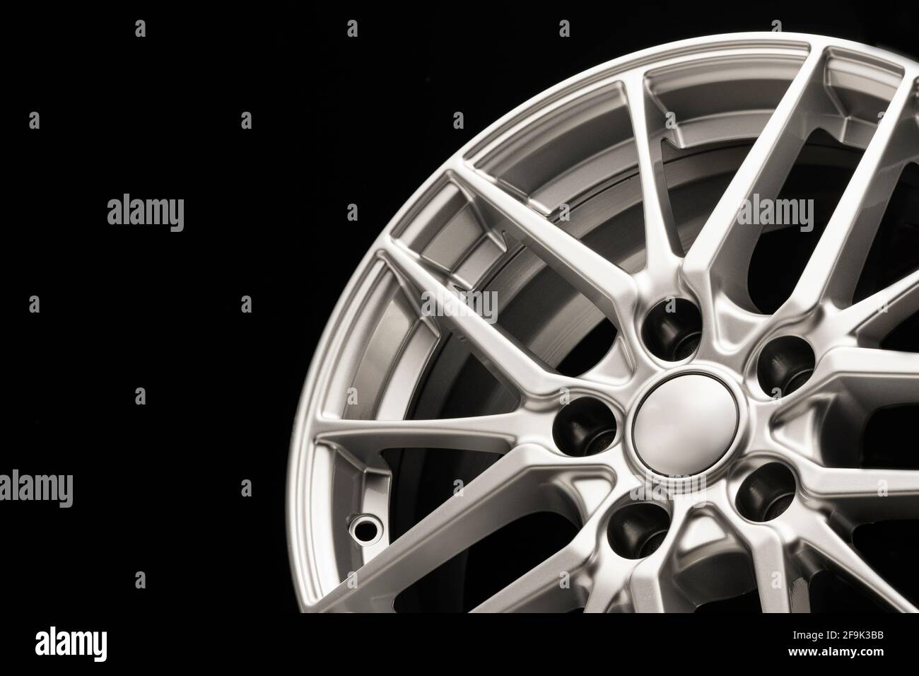 magnifiques roues sport en alliage forgées, détails des rayons et gros plan sur la jante. Banque D'Images