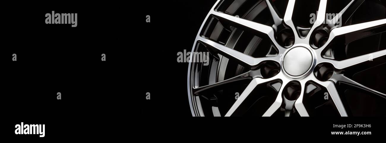 belles roues sport en alliage noires forgées, longues layette. Banque D'Images