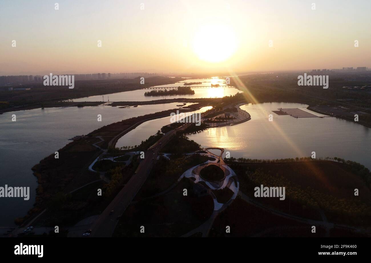 Shijiazhuang. 13 avril 2021. La photo aérienne prise le 13 avril 2021 montre le paysage de la rivière Hutuo à Shijiazhuang, dans la province de Hebei, au nord de la Chine. La qualité de l'eau et l'écosystème de la rivière Hutuo ont été améliorés grâce aux efforts de restauration écologique. Credit: Yang Shiyao/Xinhua/Alay Live News Banque D'Images