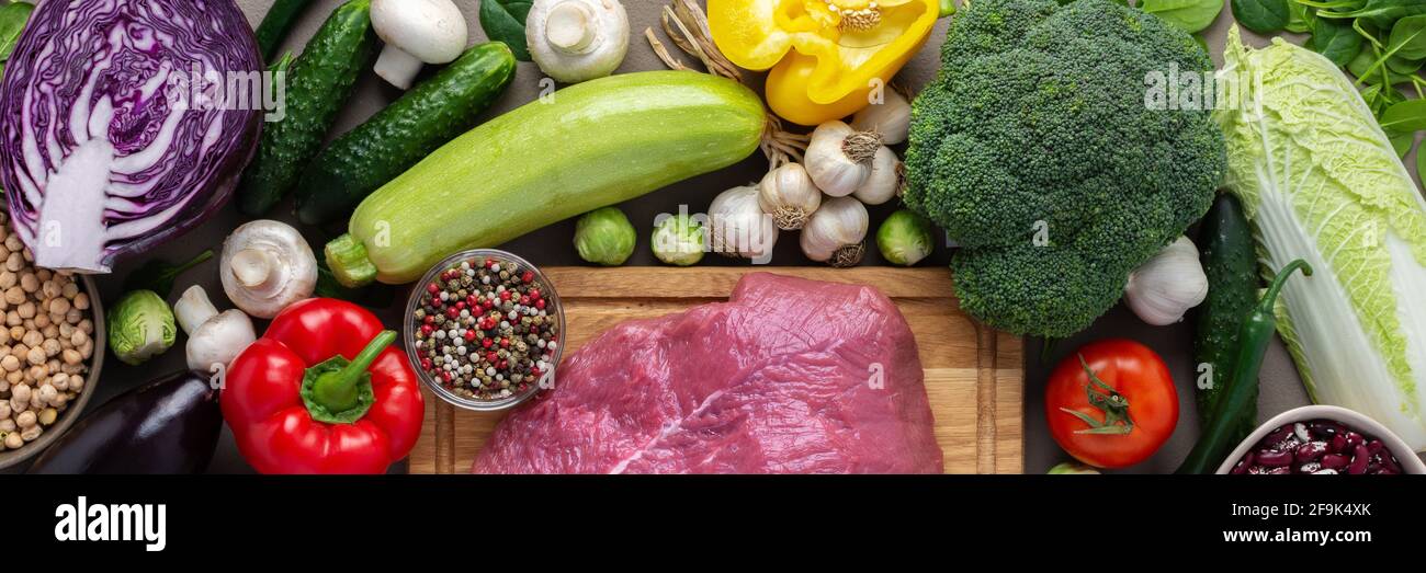 Bannière de légumes frais biologiques de ferme, concept de nourriture saine, légumes et champignons, haricots autour de la carte avec un grand morceau frais de filet de boeuf Banque D'Images