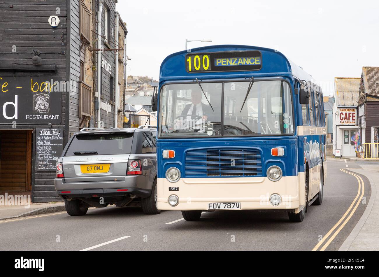 Bus numéro 100 avec plaque d'immatriculation FDV 787V autobus vintage traversant Penzance à Cornwall, Royaume-Uni Banque D'Images