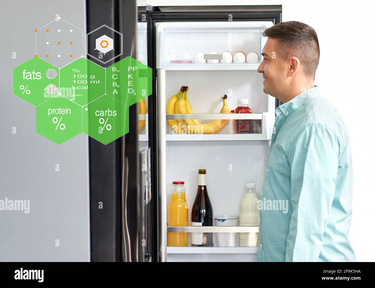 L'homme à la recherche de nourriture dans un réfrigérateur cuisine à Photo  Stock - Alamy