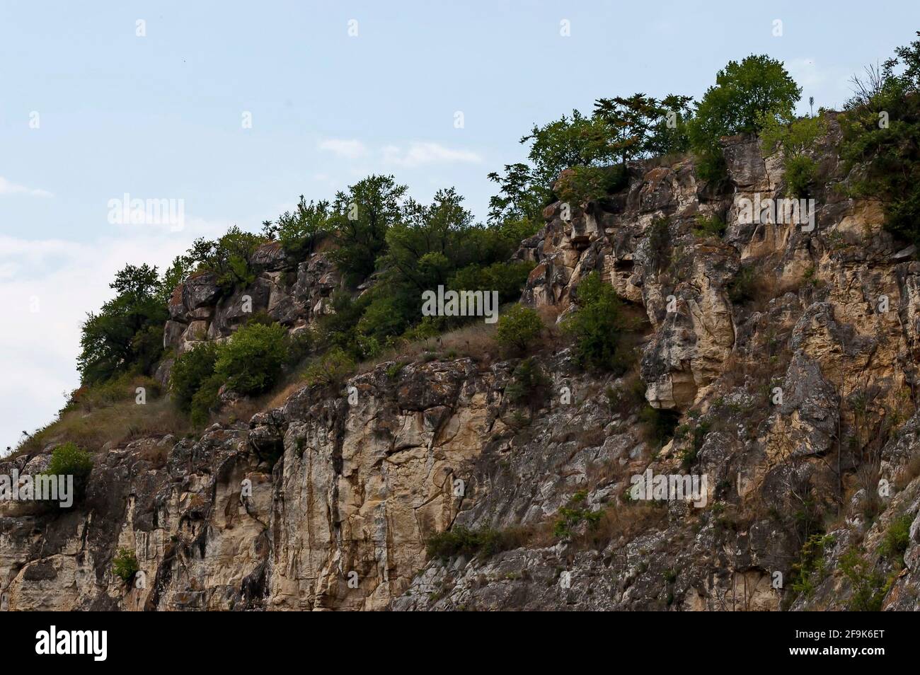 La forteresse médiévale de Cherven est un centre militaire-administratif stratégique dans le deuxième Royaume bulgare avec son propre réservoir d'eau, construit sur roc Banque D'Images La forteresse médiévale de Cherven est un centre militaire-administratif stratégique dans le deuxième Royaume bulgare avec son propre réservoir d'eau, construit sur roc Banque D'Images