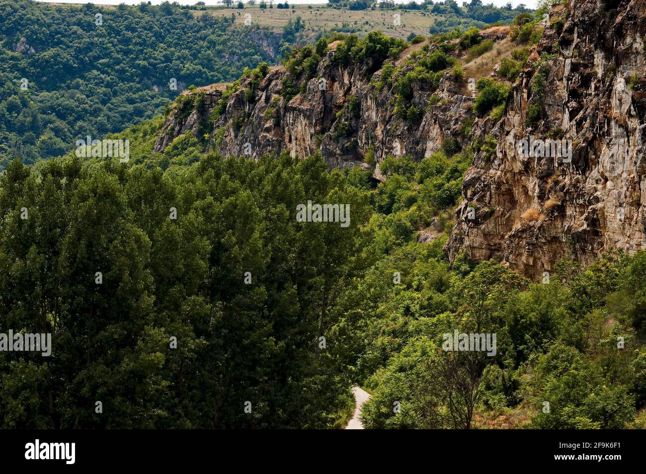 La forteresse médiévale de Cherven est un centre militaire-administratif stratégique dans le deuxième Royaume bulgare avec son propre réservoir d'eau, construit sur roc Banque D'Images La forteresse médiévale de Cherven est un centre militaire-administratif stratégique dans le deuxième Royaume bulgare avec son propre réservoir d'eau, construit sur roc Banque D'Images