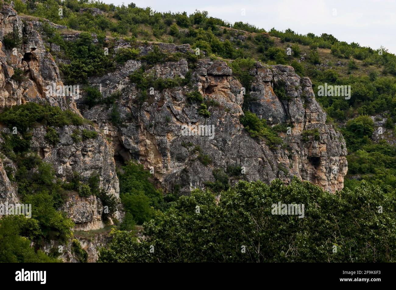 La forteresse médiévale de Cherven est un centre militaire-administratif stratégique dans le deuxième Royaume bulgare avec son propre réservoir d'eau, construit sur roc Banque D'Images La forteresse médiévale de Cherven est un centre militaire-administratif stratégique dans le deuxième Royaume bulgare avec son propre réservoir d'eau, construit sur roc Banque D'Images