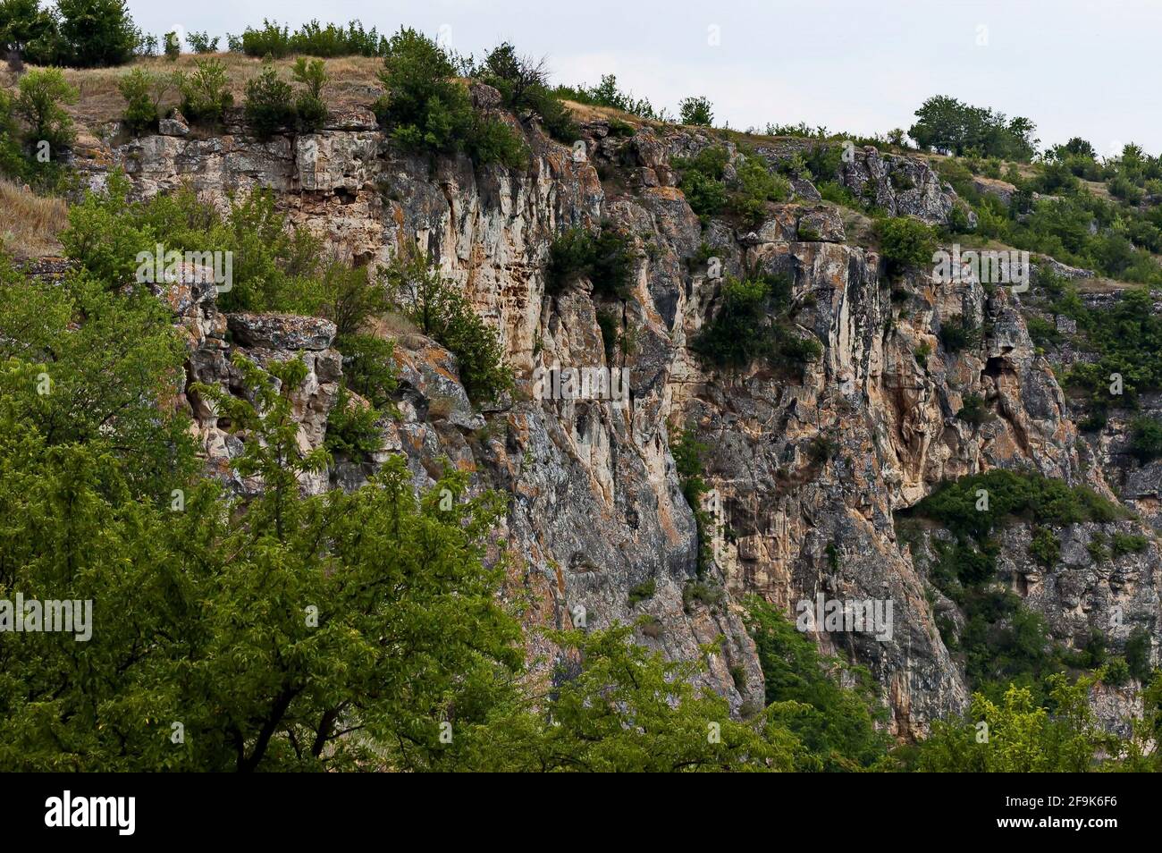 La forteresse médiévale de Cherven est un centre militaire-administratif stratégique dans le deuxième Royaume bulgare avec son propre réservoir d'eau, construit sur roc Banque D'Images La forteresse médiévale de Cherven est un centre militaire-administratif stratégique dans le deuxième Royaume bulgare avec son propre réservoir d'eau, construit sur roc Banque D'Images