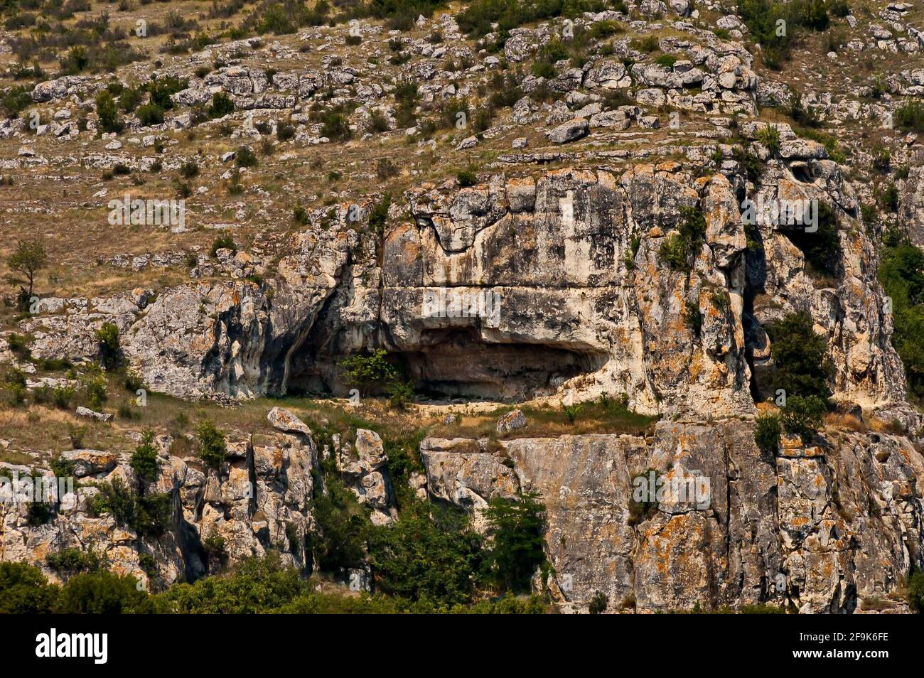La forteresse médiévale de Cherven est un centre militaire-administratif stratégique dans le deuxième Royaume bulgare avec son propre réservoir d'eau, construit sur roc Banque D'Images La forteresse médiévale de Cherven est un centre militaire-administratif stratégique dans le deuxième Royaume bulgare avec son propre réservoir d'eau, construit sur roc Banque D'Images