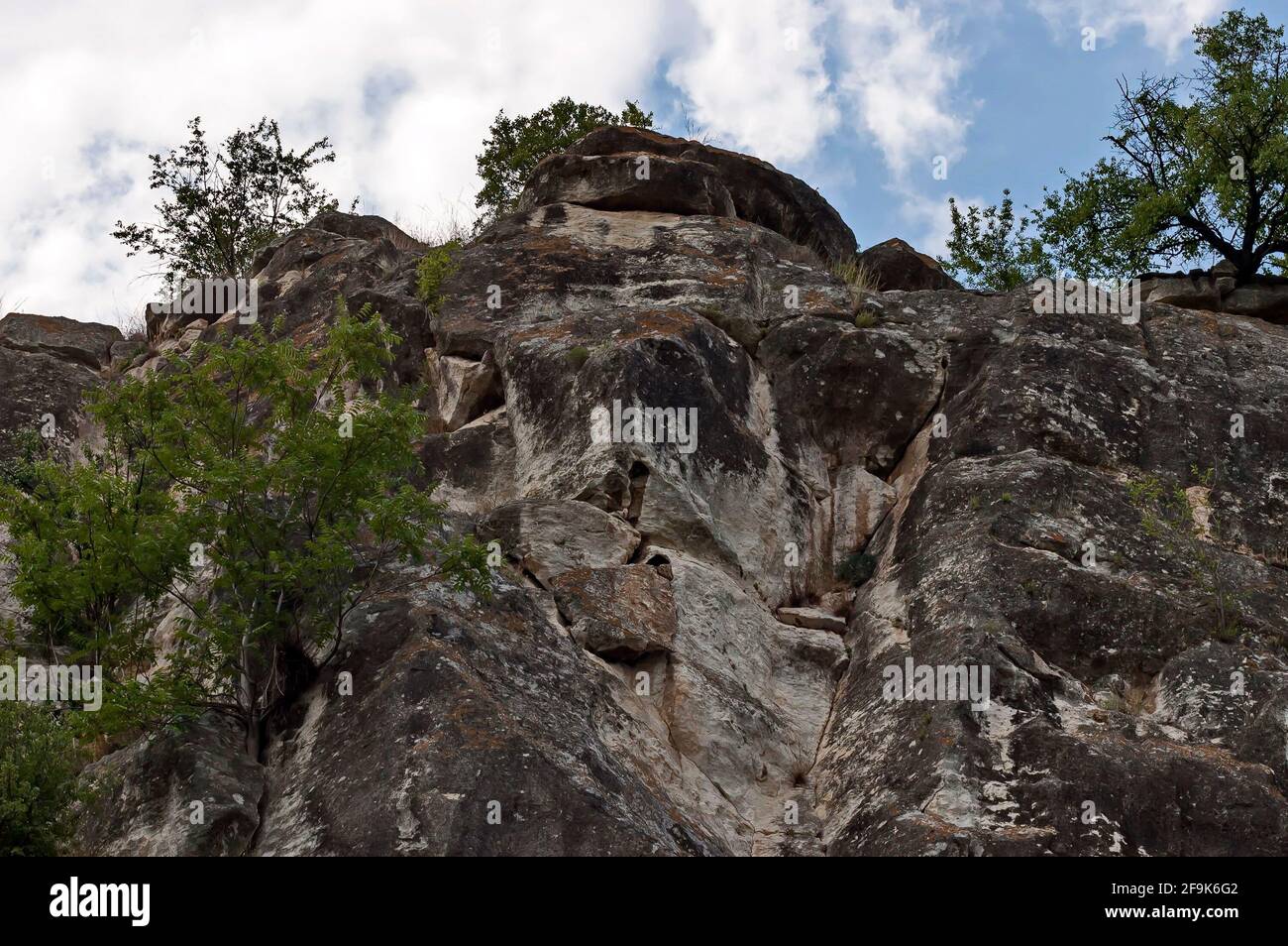 La forteresse médiévale de Cherven est un centre militaire-administratif stratégique dans le deuxième Royaume bulgare avec son propre réservoir d'eau, construit sur roc Banque D'Images La forteresse médiévale de Cherven est un centre militaire-administratif stratégique dans le deuxième Royaume bulgare avec son propre réservoir d'eau, construit sur roc Banque D'Images