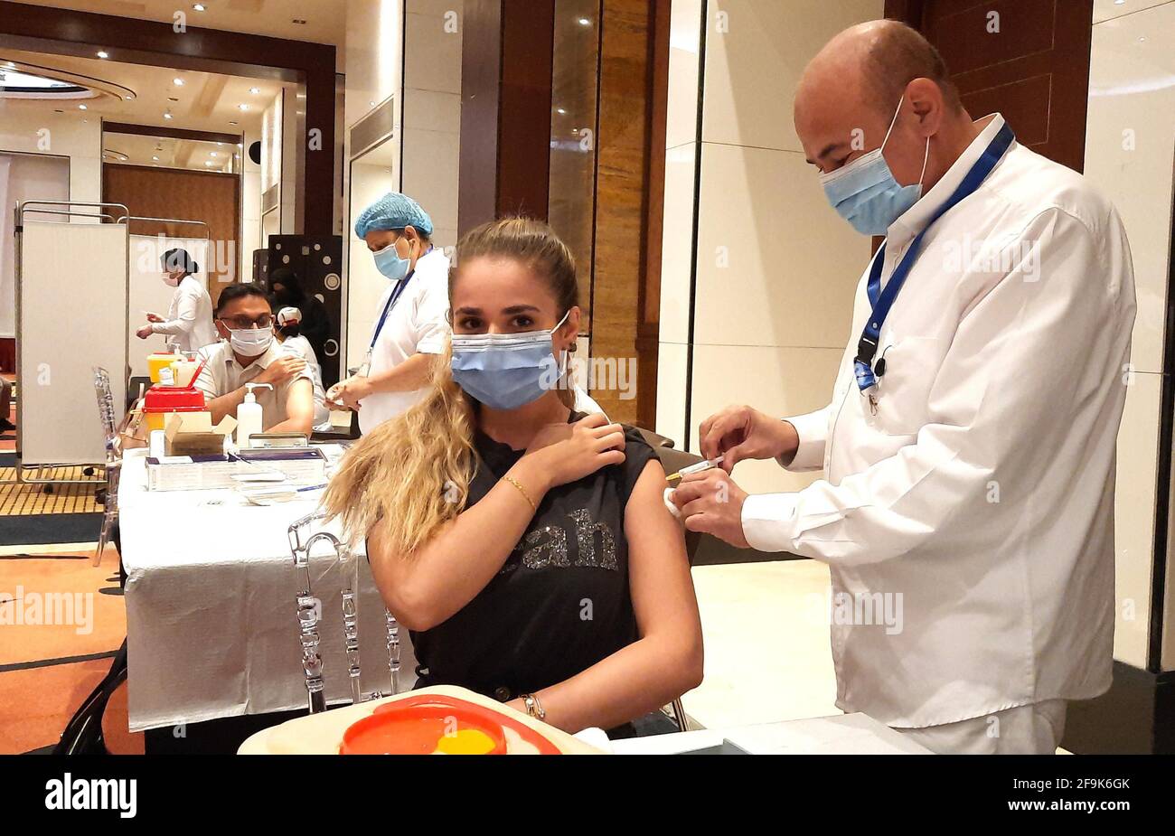 Hawalli Governorat, Koweït. 19 avril 2021. Une femme reçoit une injection du vaccin COVID-19 dans un centre de vaccination de fortune dans le gouvernorat de Hawalli, au Koweït, le 19 avril 2021. Le Koweït a lancé dimanche une campagne de vaccination à l'intention des employés du secteur bancaire du Koweït. La campagne durera jusqu'au 22 avril. Credit: Astad/Xinhua/Alay Live News Banque D'Images