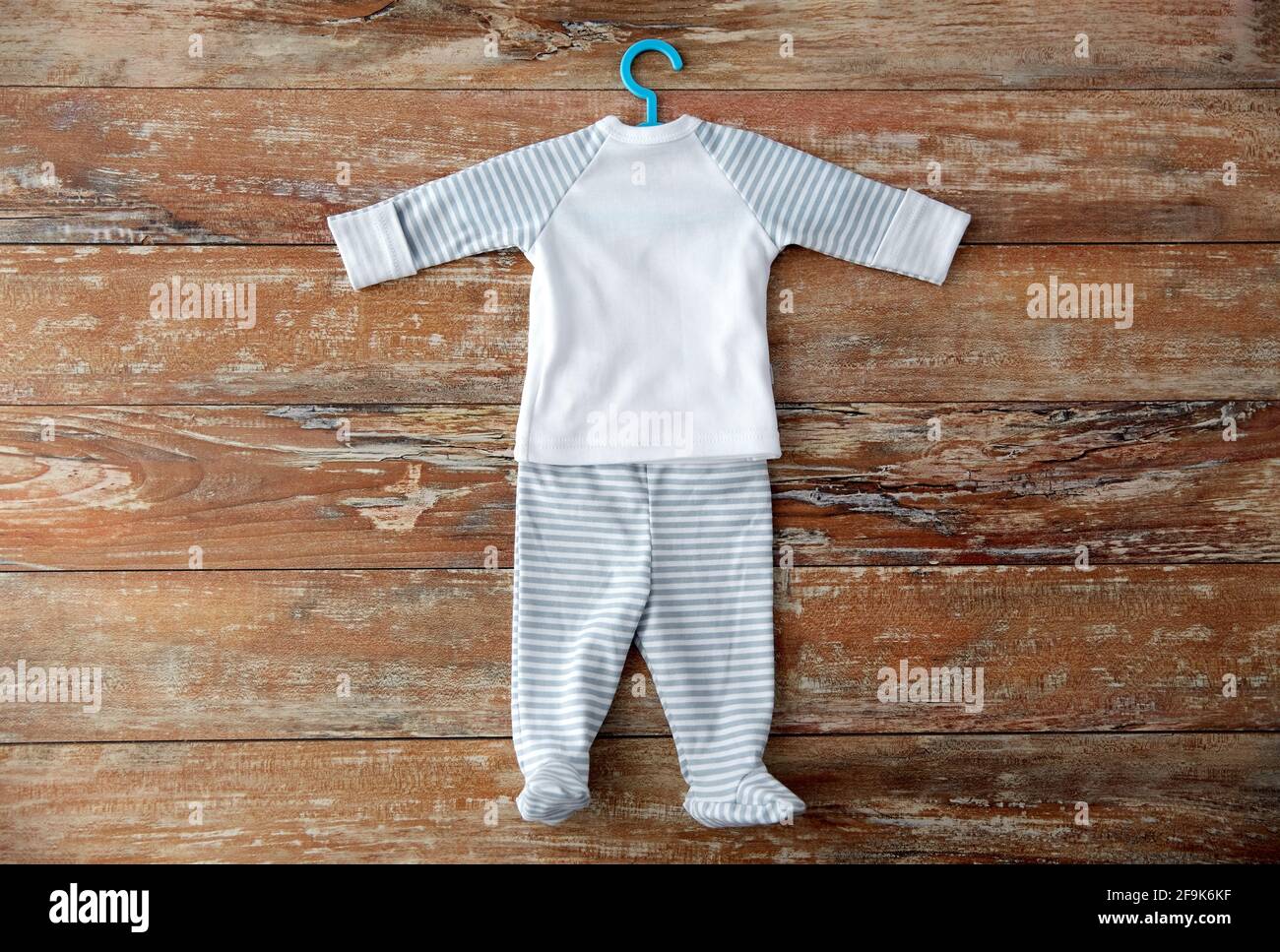 Ensemble De Vetements Pour Bebe Avec Cintre Sur Table En Bois Photo Stock Alamy