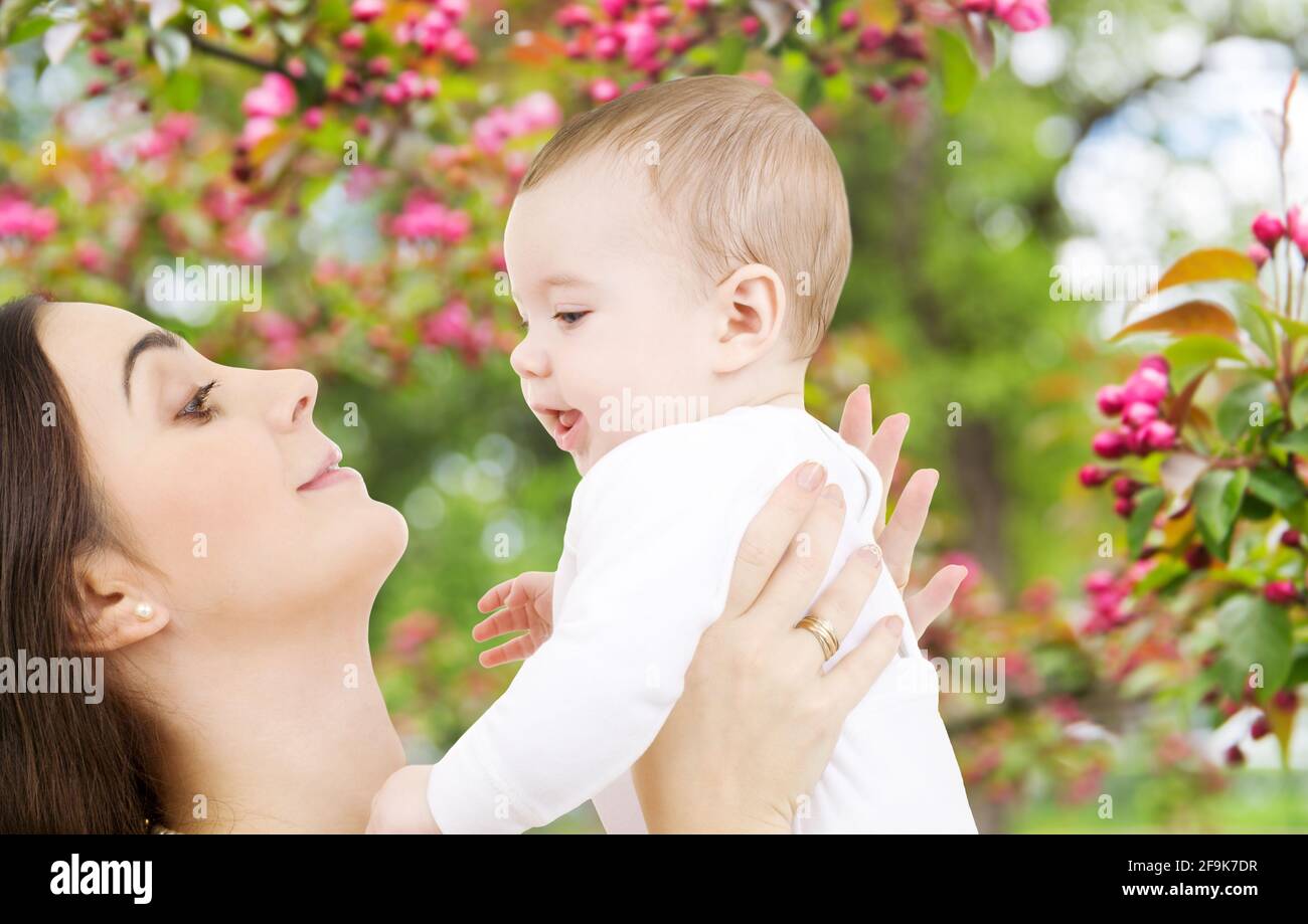 Mere Avec Bebe Sur Fond De Jardin De Printemps Photo Stock Alamy