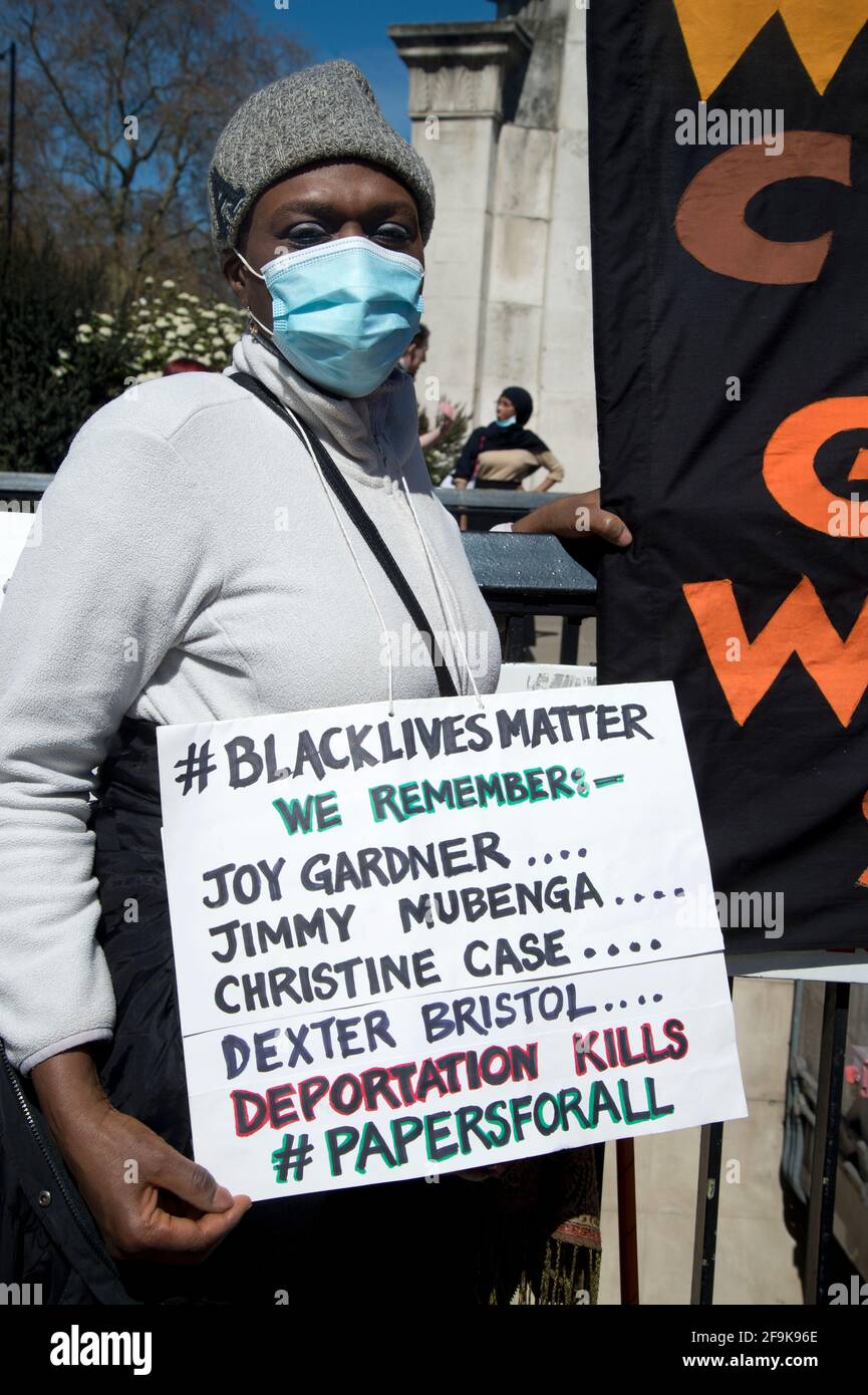 17.04.2021. Tuez la protestation de projet de loi. Wellington Arch. Un démonstrateur détient un panneau indiquant Black Lives Matter et une liste de personnes tuées en détention Banque D'Images