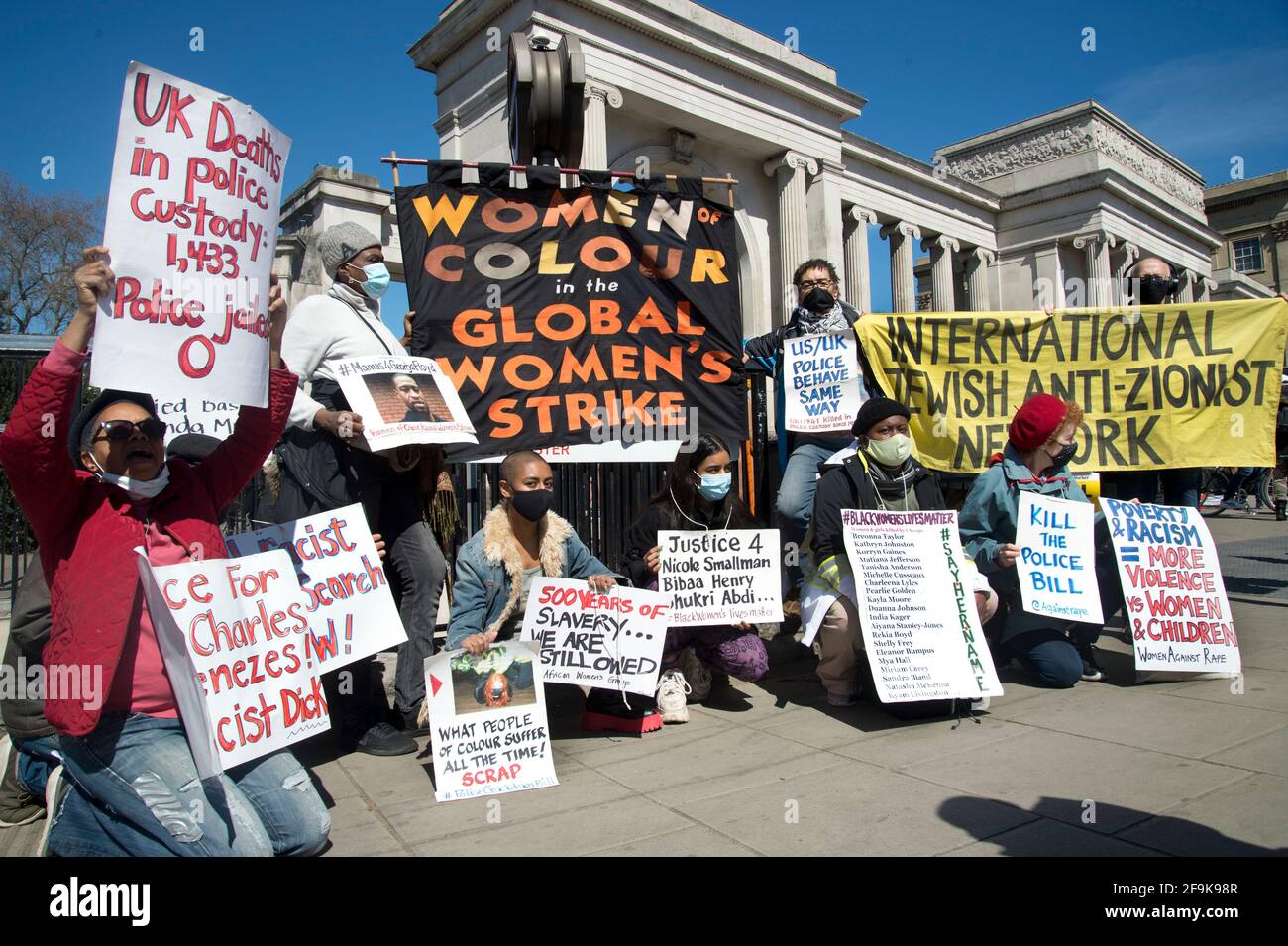 17.04.2021. Tuez la protestation de projet de loi. Wellington Arch. Un groupe avec une bannière disant «femmes de couleur dans la grève mondiale des femmes». Banque D'Images