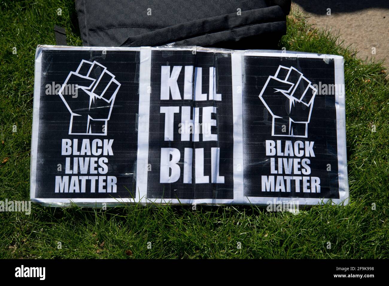 17.04.2021. Tuez la protestation de projet de loi. Wellington Arch. Un panneau disant « tuer le projet de loi » et « les vies noires comptent ». Banque D'Images