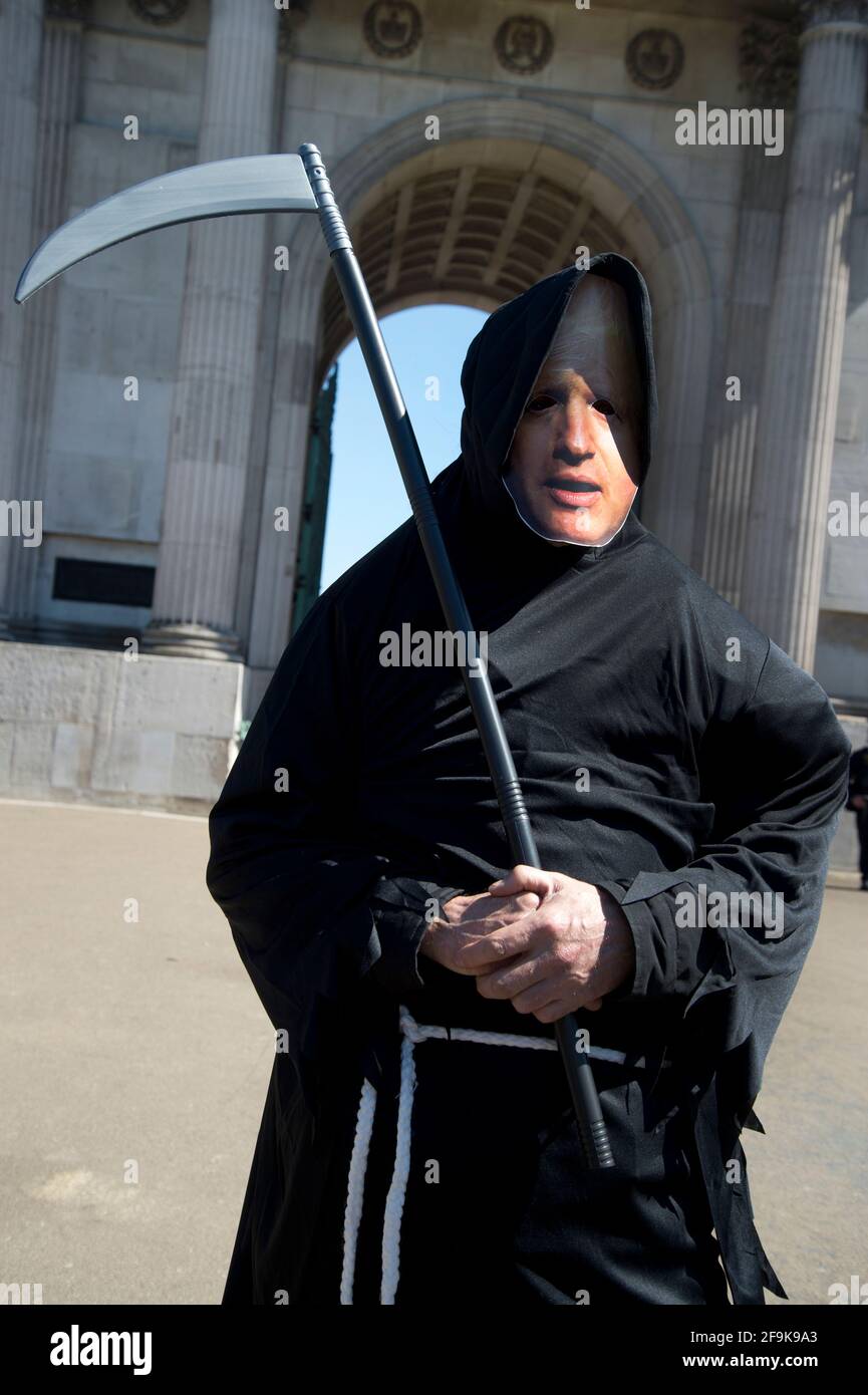 17.04.2021. Tuez la protestation de projet de loi. Wellington Arch. Une personne habillée comme la sinistre couche, avec un masque Boris Johnson Banque D'Images
