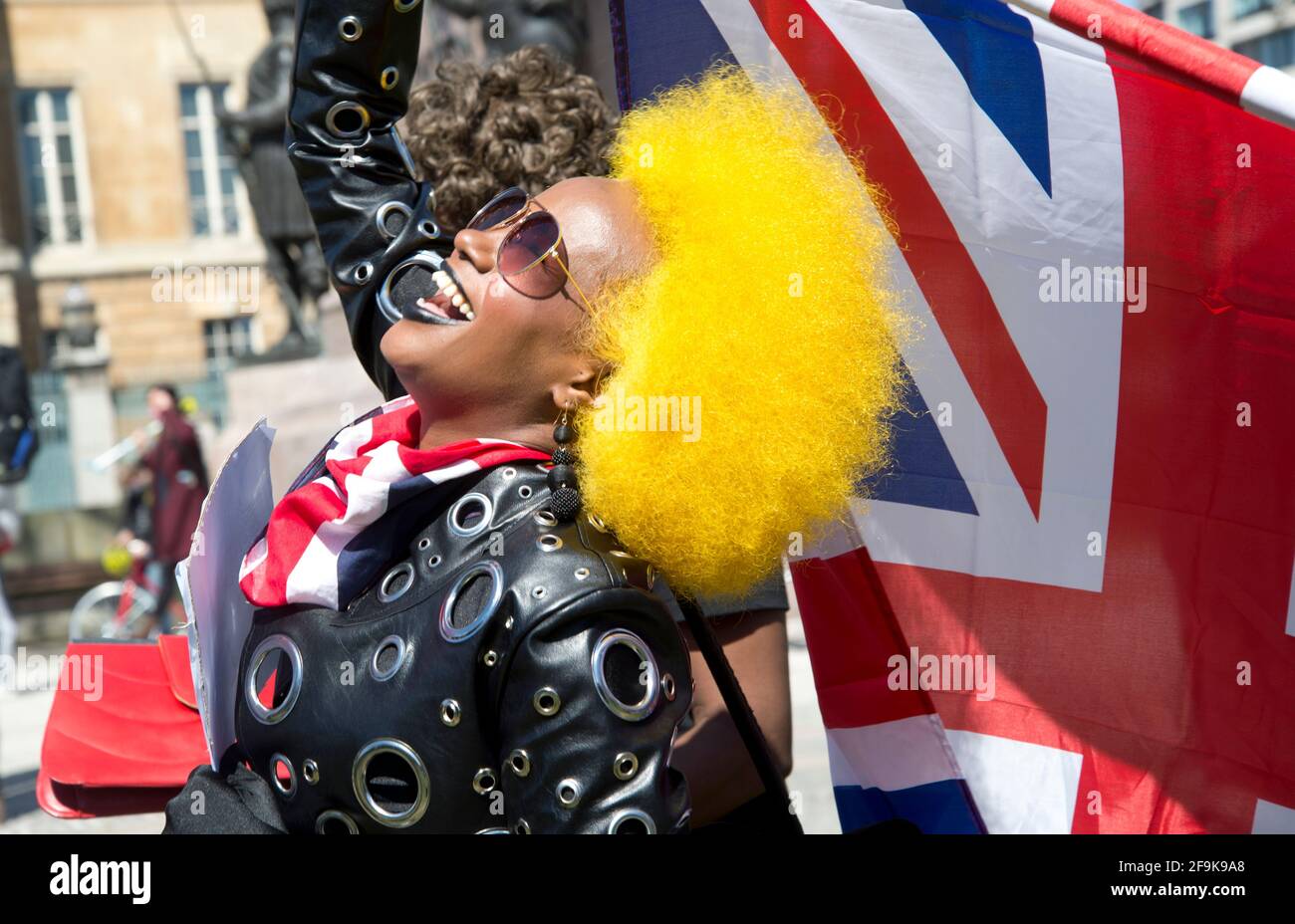 17.04.2021. Tuez la protestation de projet de loi. Wellington Arch. Une jeune femme noire riante avec une perruque jaune et Union Jack Banque D'Images