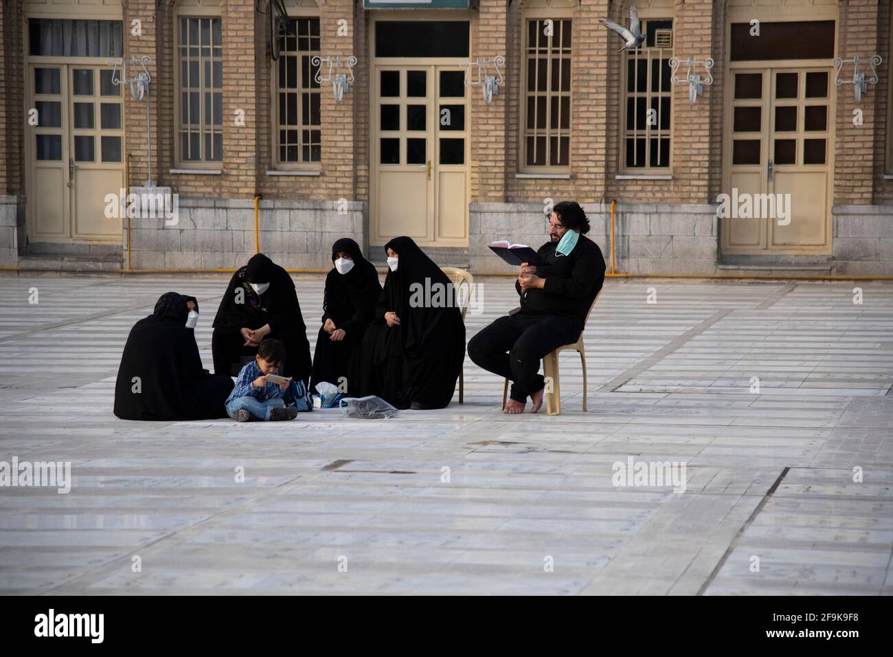 Téhéran, Iran. 18 avril 2021. Une famille iranienne pleure par une tombe au sanctuaire Shah Abdol-Azim à Téhéran. (Photo de Sobhan Farajvan/Pacific Press/Sipa USA) crédit: SIPA USA/Alay Live News Banque D'Images