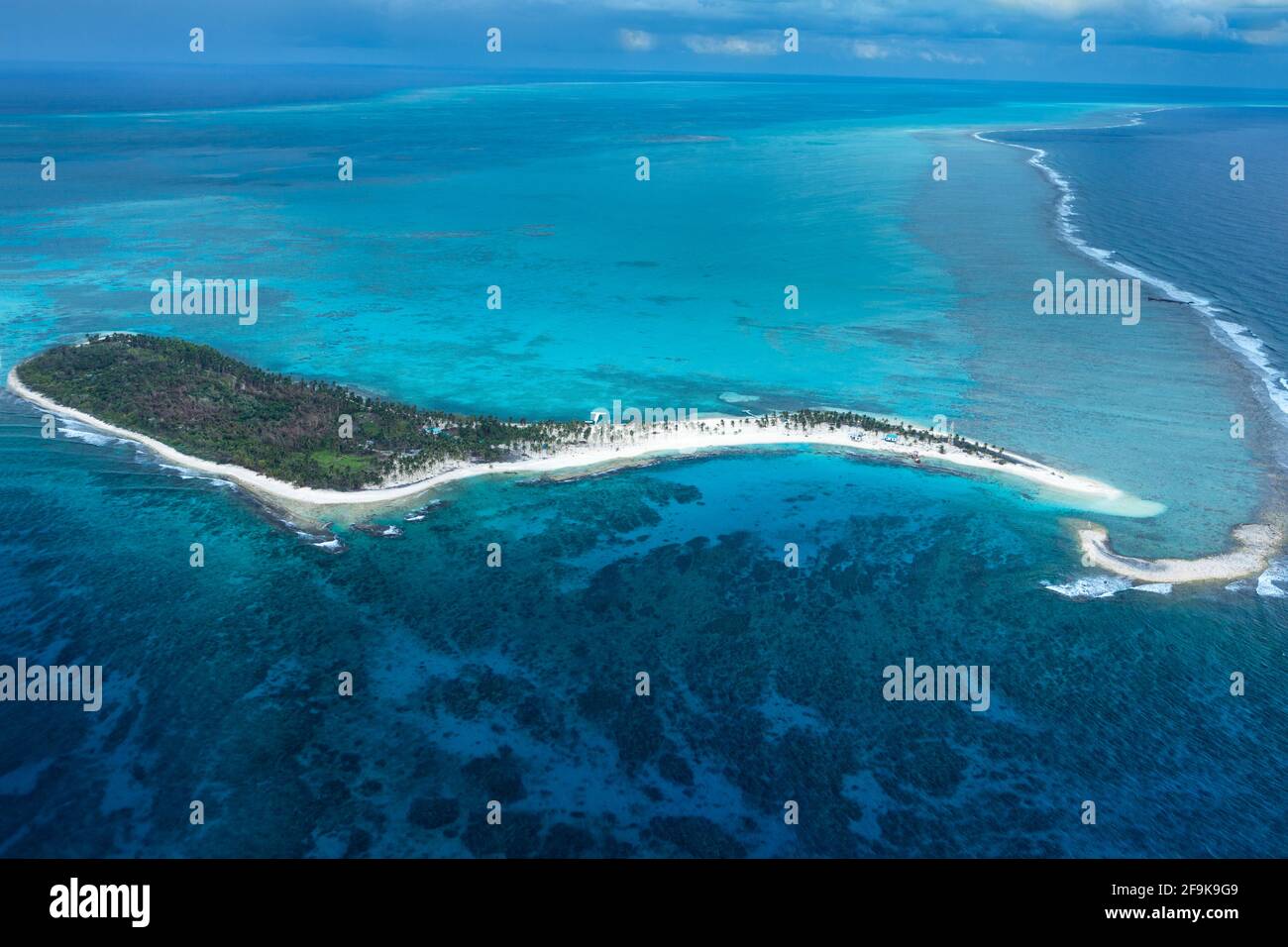 AERIAL of Half Moon Caye - une île protégée, faisant partie de l'atoll de la barrière de corail du Belize site du patrimoine mondial du système de réserve de la barrière de corail, Belize Banque D'Images