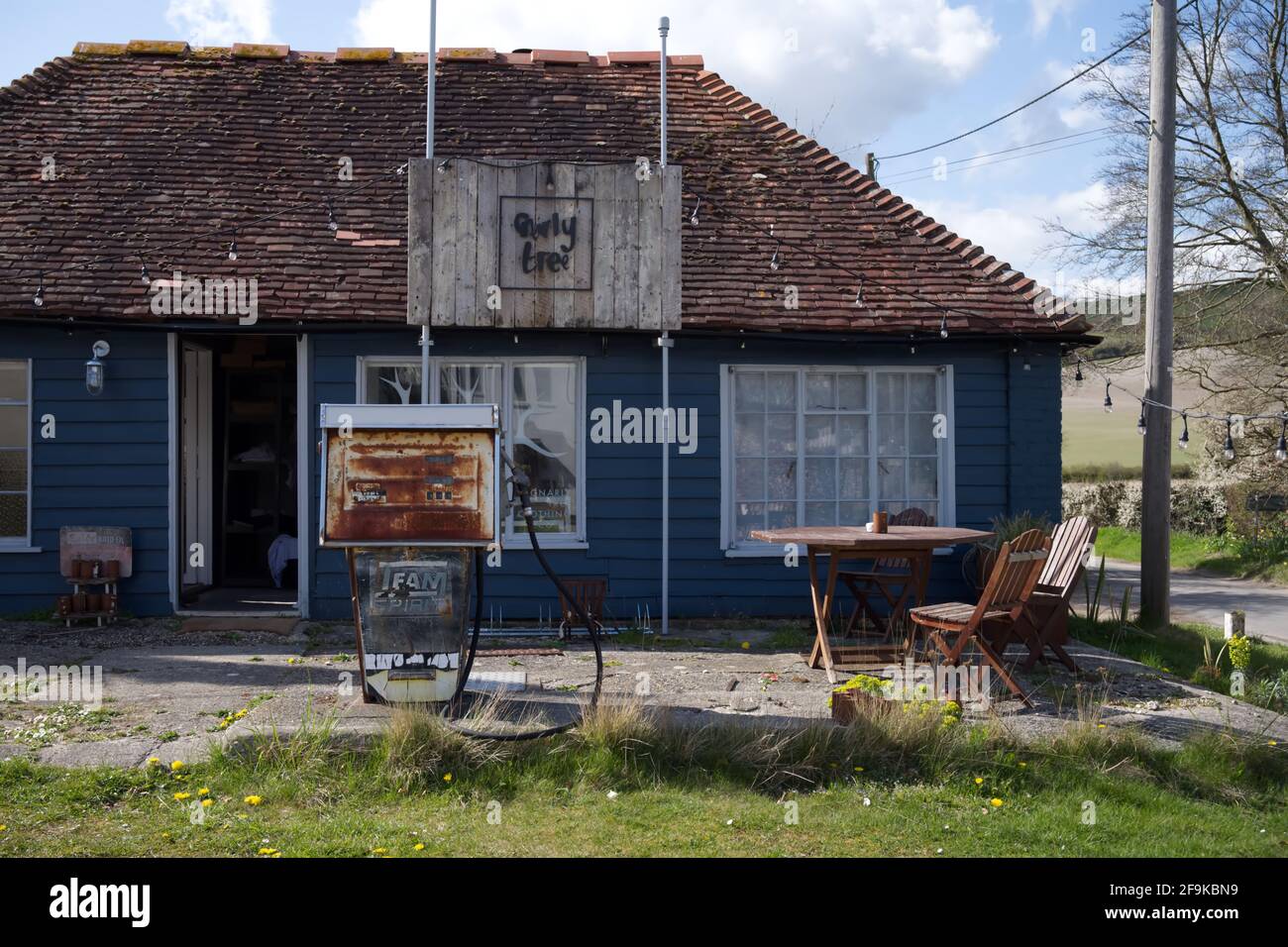 Enregistrement d'une station-service et d'une pompe désutilisées avec l'ancien garage transformé en magasin de vêtements éthique et durable appelé gnarly Tree. Banque D'Images