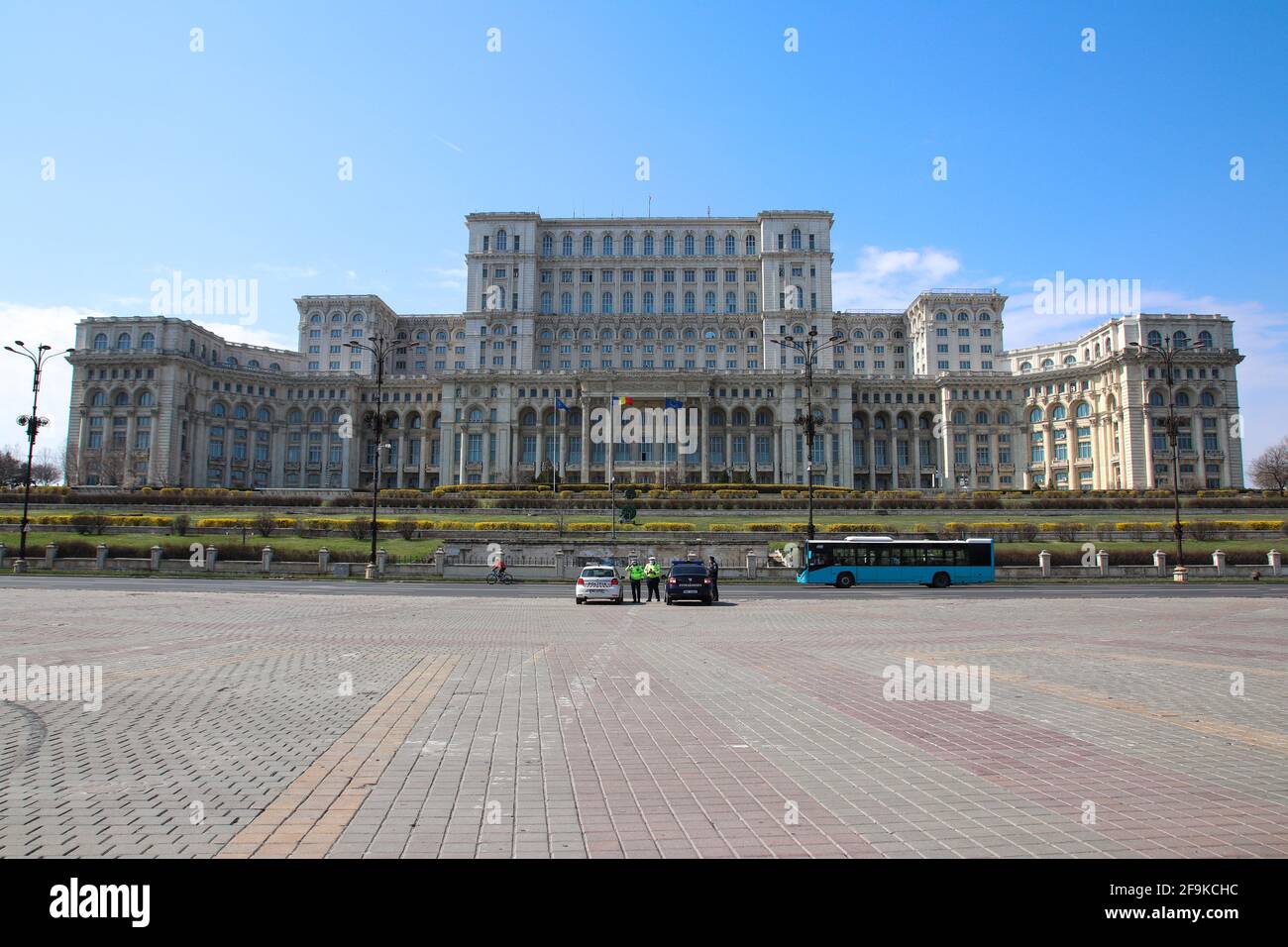 Bucarest, Roumanie - 26 mars 2021 : vue frontale du Palais du Parlament à Bucarest, Roumanie. Banque D'Images