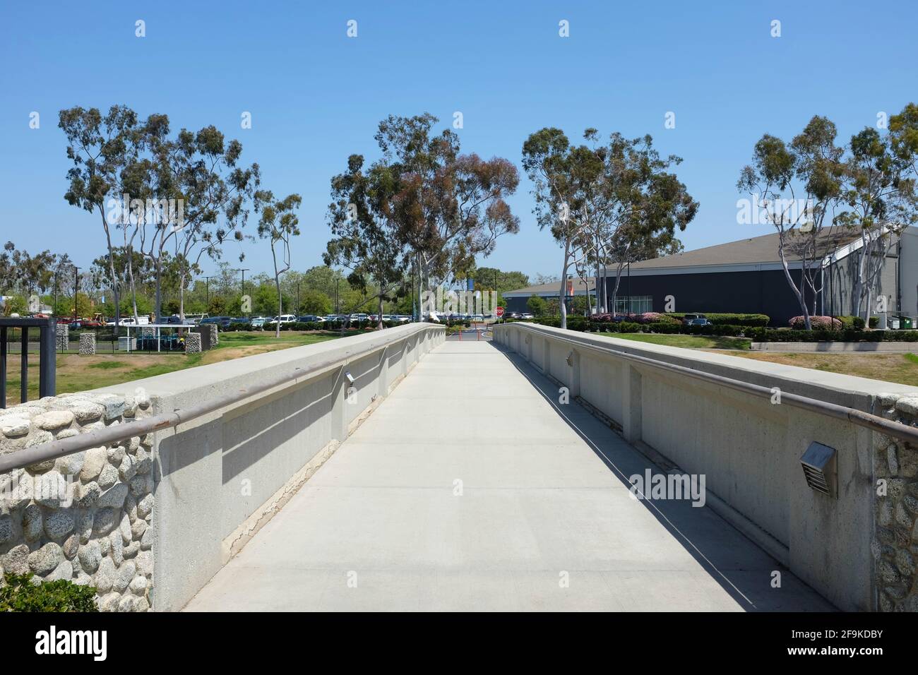 IRVINE, CALIFORNIE - 16 avril 2021 : pont piétonnier au-dessus du ruisseau San Diego reliant le parc communautaire Mike Ward au centre du village de Woodbridge. Banque D'Images