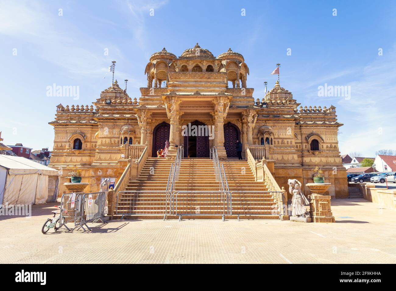 Temple hindou en pierre calcaire très orné Shri Vallabh Nidhi Mandir à Alperton, Wembley, Londres, Royaume-Uni Banque D'Images