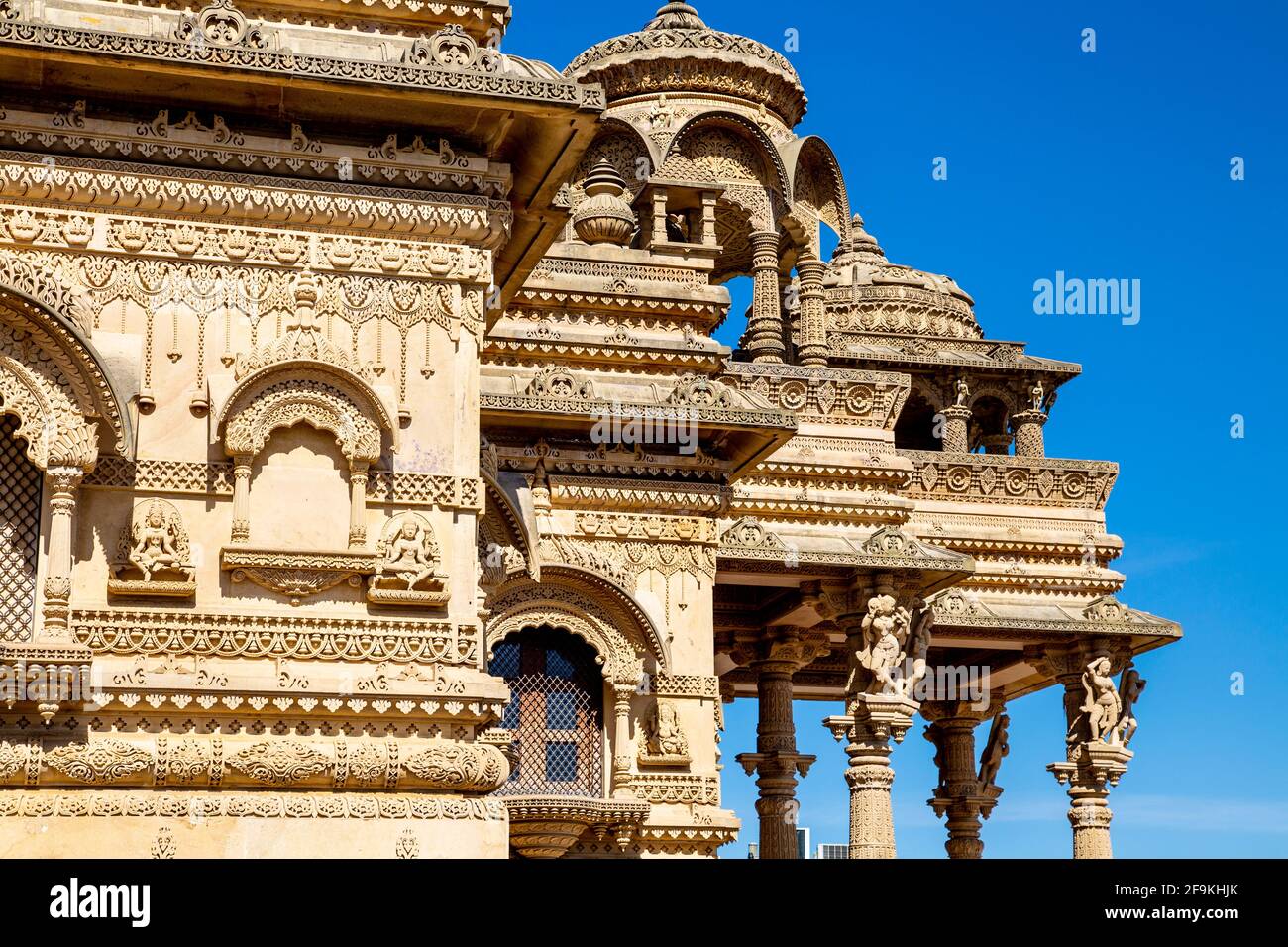 Temple hindou en pierre calcaire très orné Shri Vallabh Nidhi Mandir à Alperton, Wembley, Londres, Royaume-Uni Banque D'Images